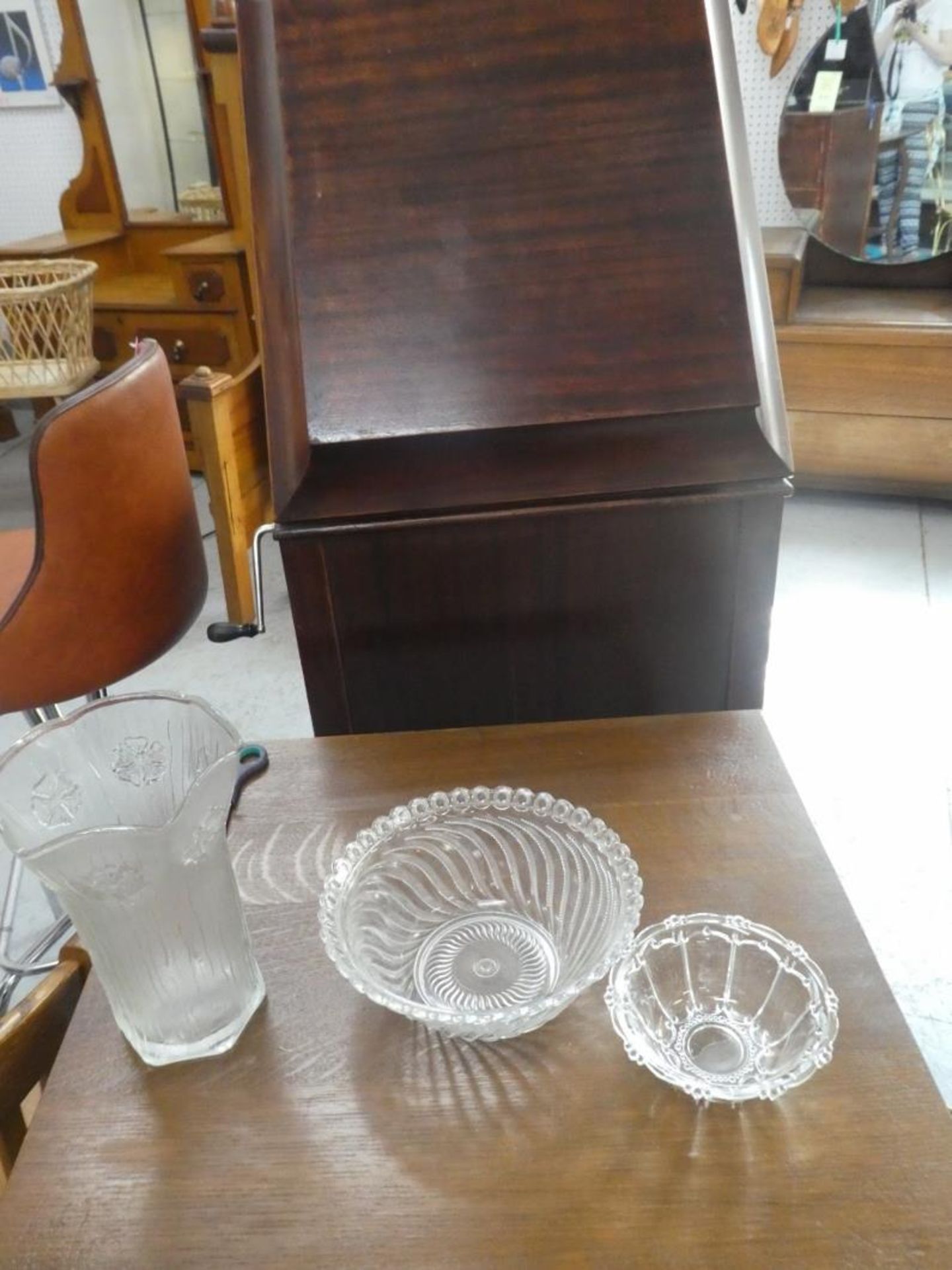 2 DEPRESSION GLASS BOWLS 5", 8" & GLASS VASE - Image 2 of 2