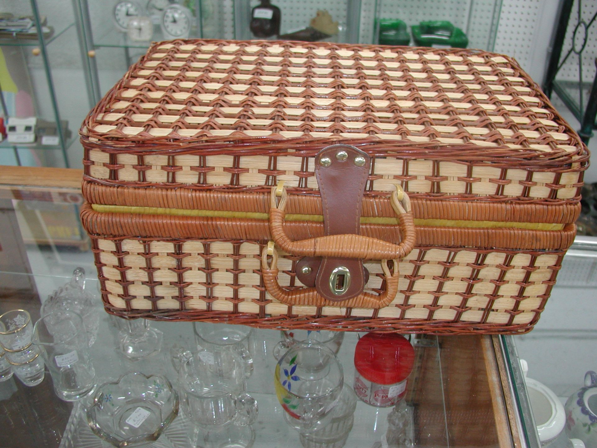 VINTAGE PICNIC BASKET - Image 2 of 2