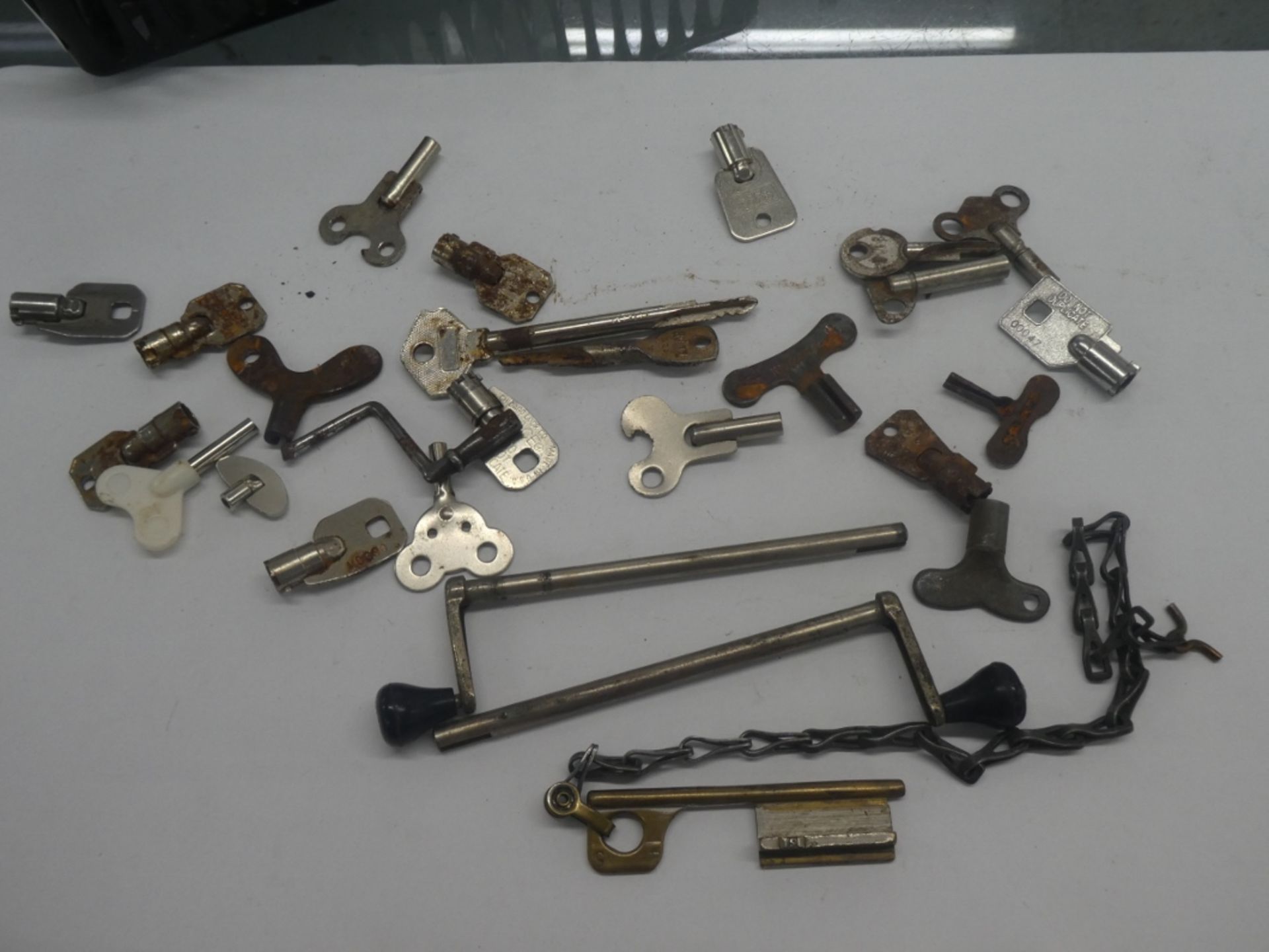 LOT OF VINTAGE SPECIALTY KEYS