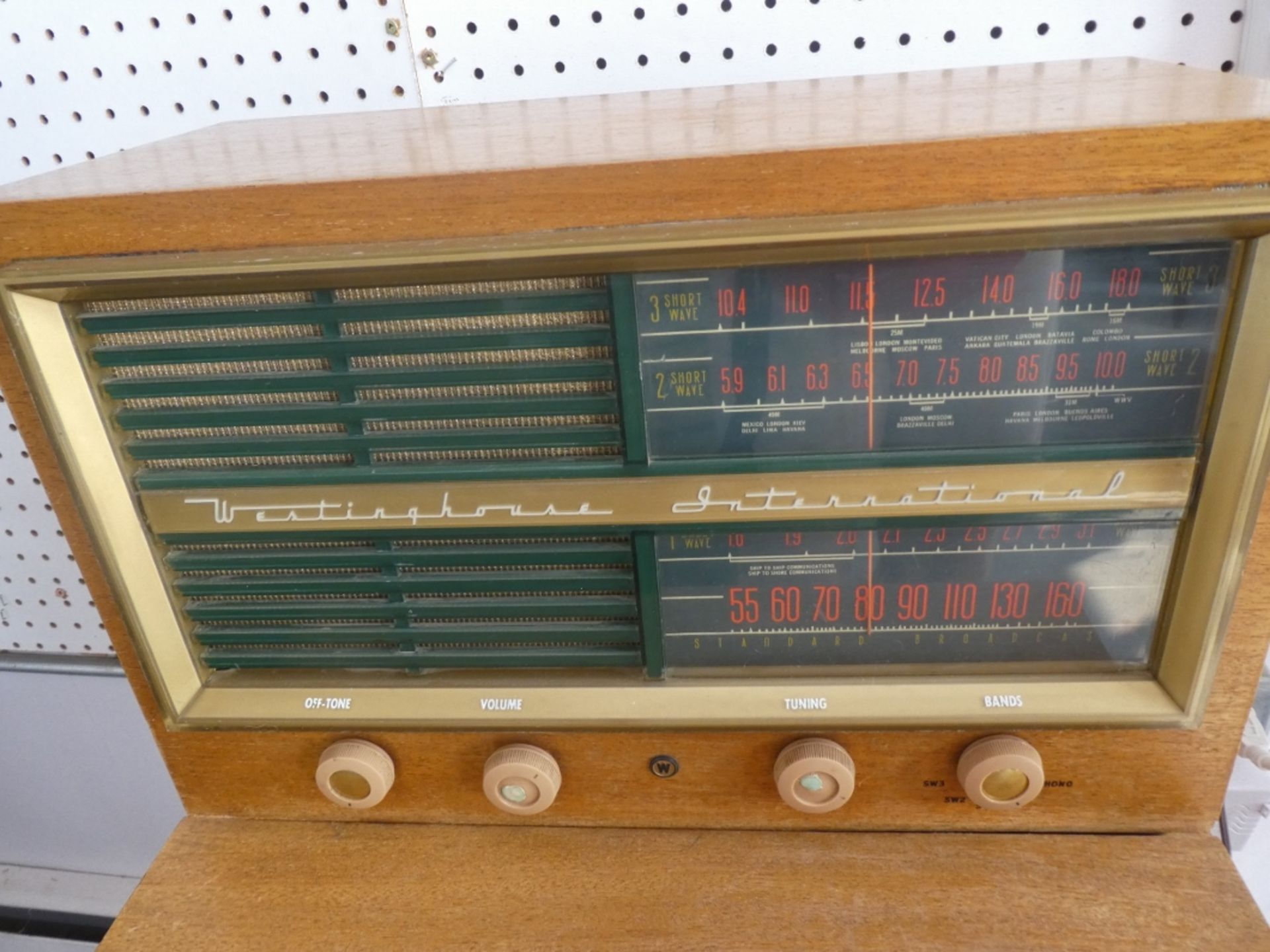 WESTINGHOUSE RADIO RECORD PLAYER (RADIO WORKS, TURNTABLE TURNS BUT NEEDS WORK) 1936