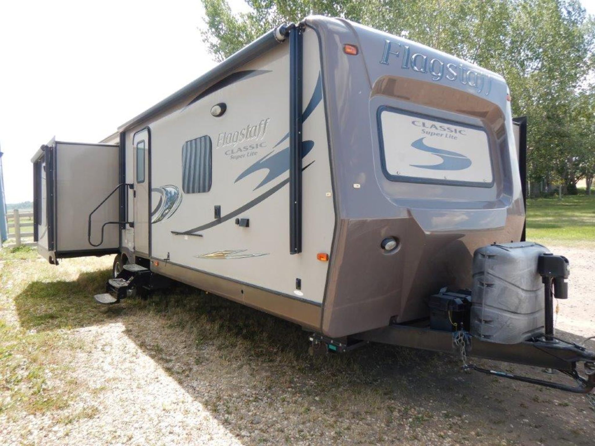 2015 FLAGSTAFF CLASSIC SUPER LITE 32FT TRAVEL TRAILER, 3 SLIDES, GREAT CONDITION BELOW 800 ROAD KMS!