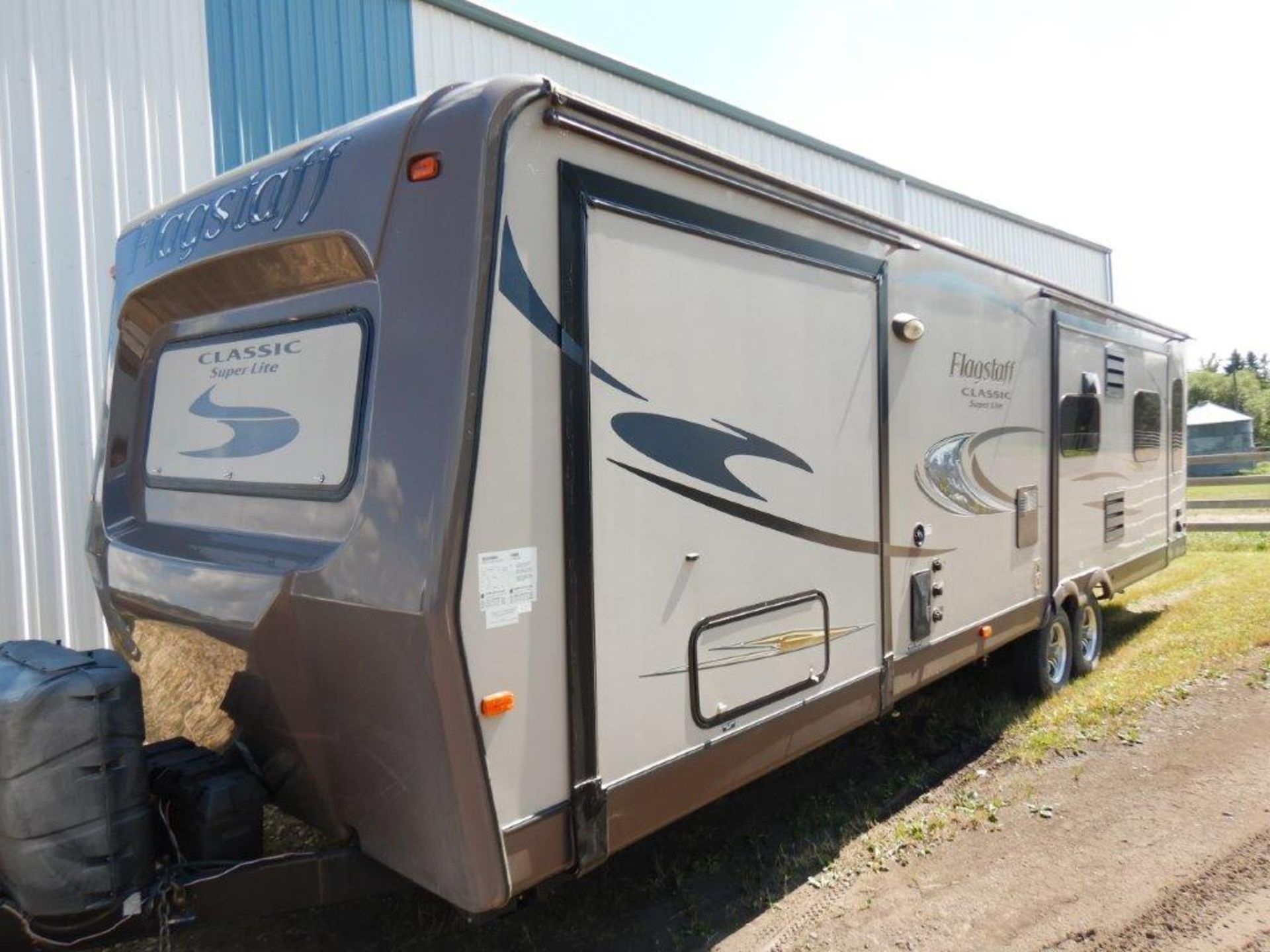 2015 FLAGSTAFF CLASSIC SUPER LITE 32FT TRAVEL TRAILER, 3 SLIDES, GREAT CONDITION BELOW 800 ROAD KMS! - Image 6 of 37