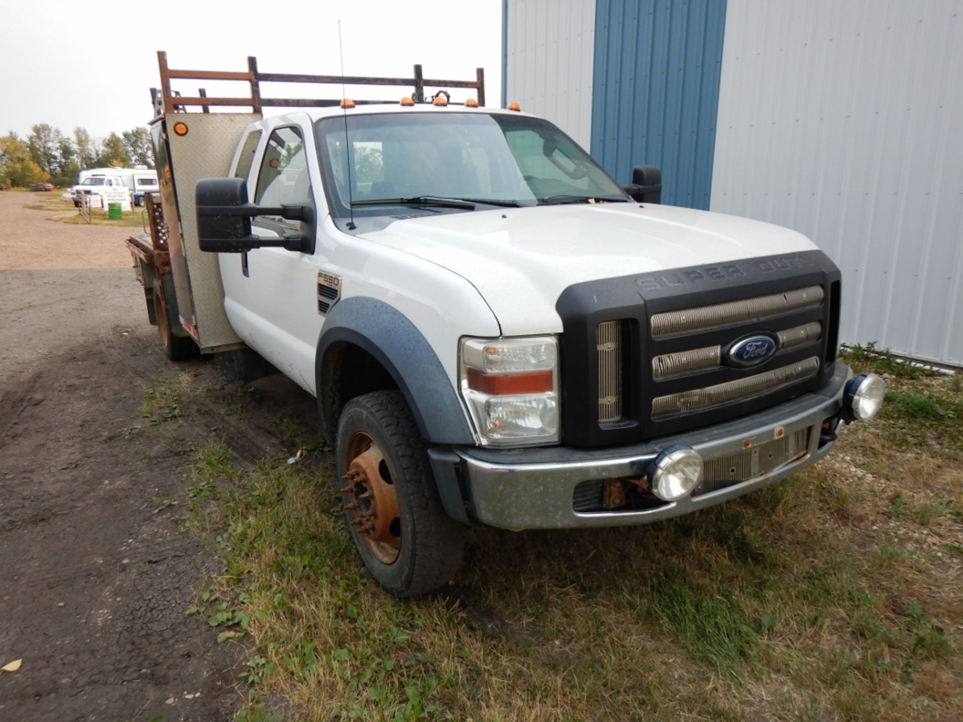 2008 FORD F550 XL 4X4 6.8L V10 TRITON, A/T, DUALLY, 250,516 KM'S SHOWING, W/ 5TH HITCH, TOOLBOXES