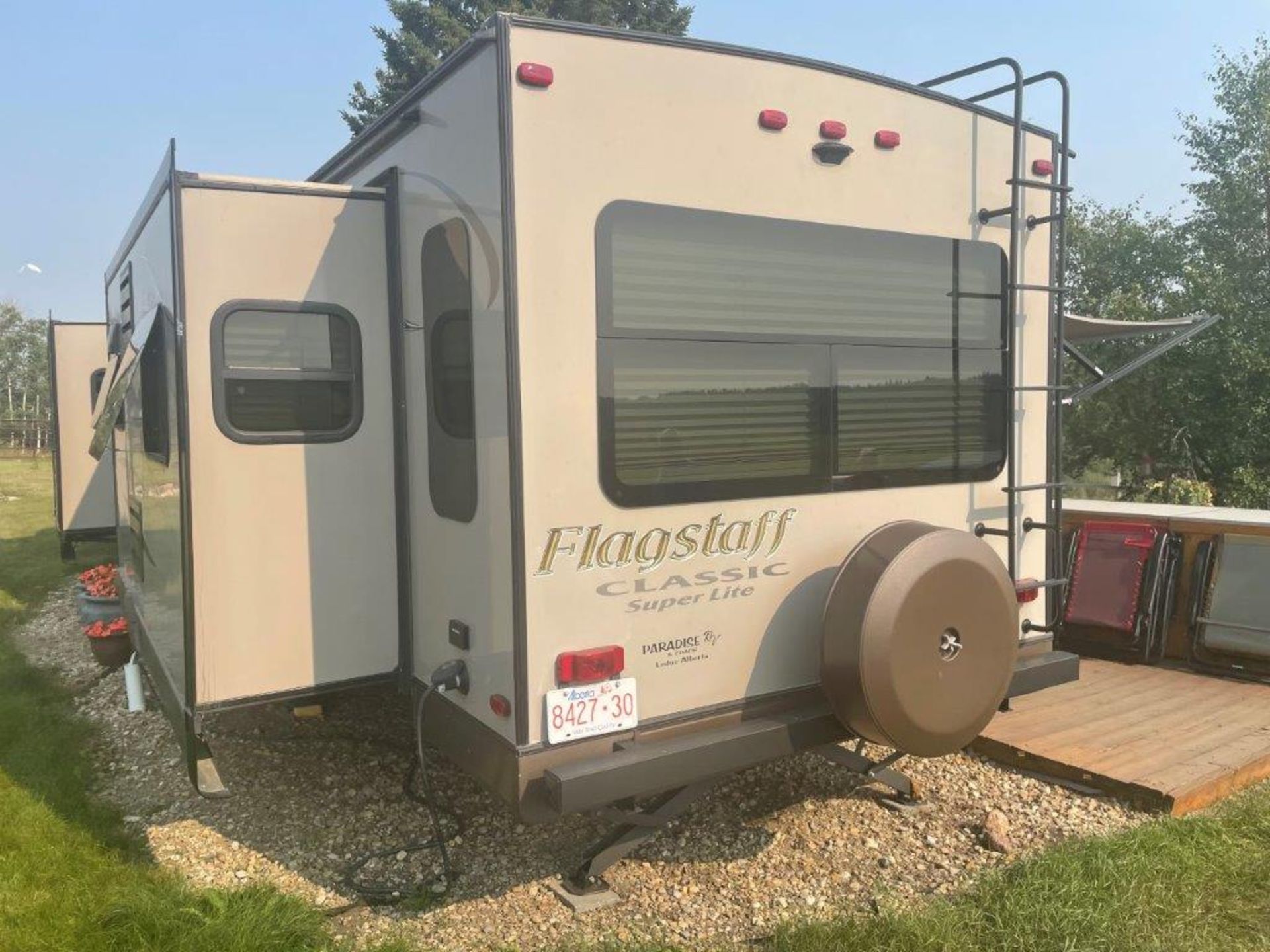2015 FLAGSTAFF CLASSIC SUPER LITE 32FT TRAVEL TRAILER, 3 SLIDES, GREAT CONDITION BELOW 800 ROAD KMS! - Image 13 of 37