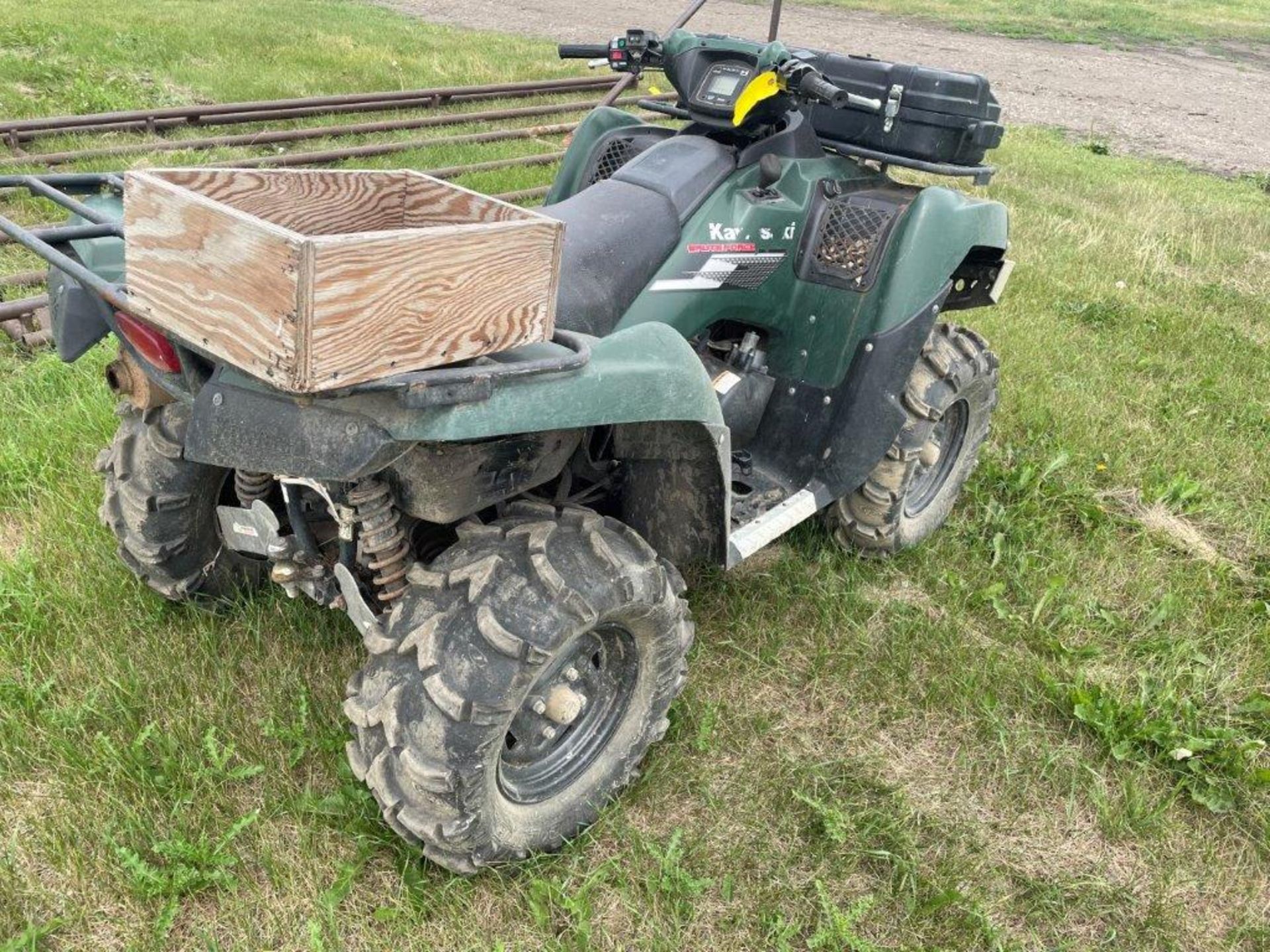 2007 KAWASAKI BRUTE FORCE 750 ATV 4X4 AUTO 1761 KM'S SHOWING, W/ WINCH, POLY ATV BOX, SPARE BELT, - Image 4 of 6