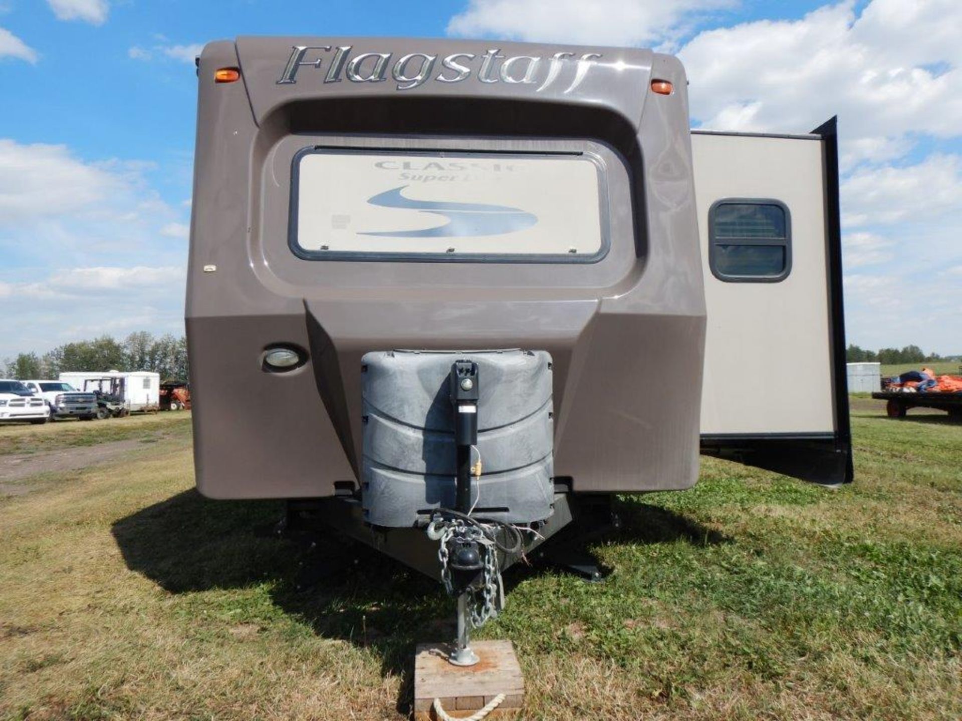 2015 FLAGSTAFF CLASSIC SUPER LITE 32FT TRAVEL TRAILER, 3 SLIDES, GREAT CONDITION BELOW 800 ROAD KMS! - Image 37 of 37