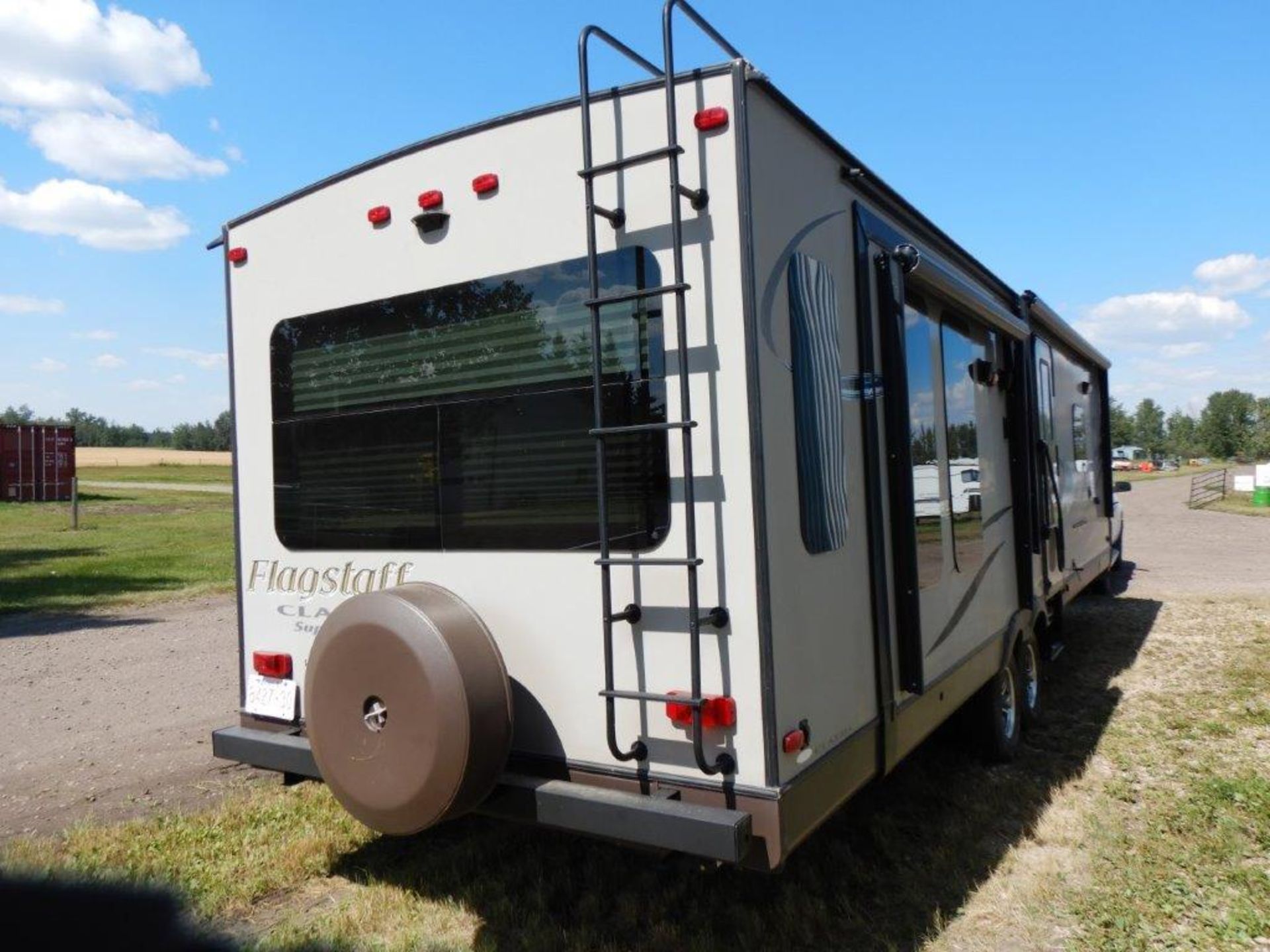 2015 FLAGSTAFF CLASSIC SUPER LITE 32FT TRAVEL TRAILER, 3 SLIDES, GREAT CONDITION BELOW 800 ROAD KMS! - Image 4 of 37