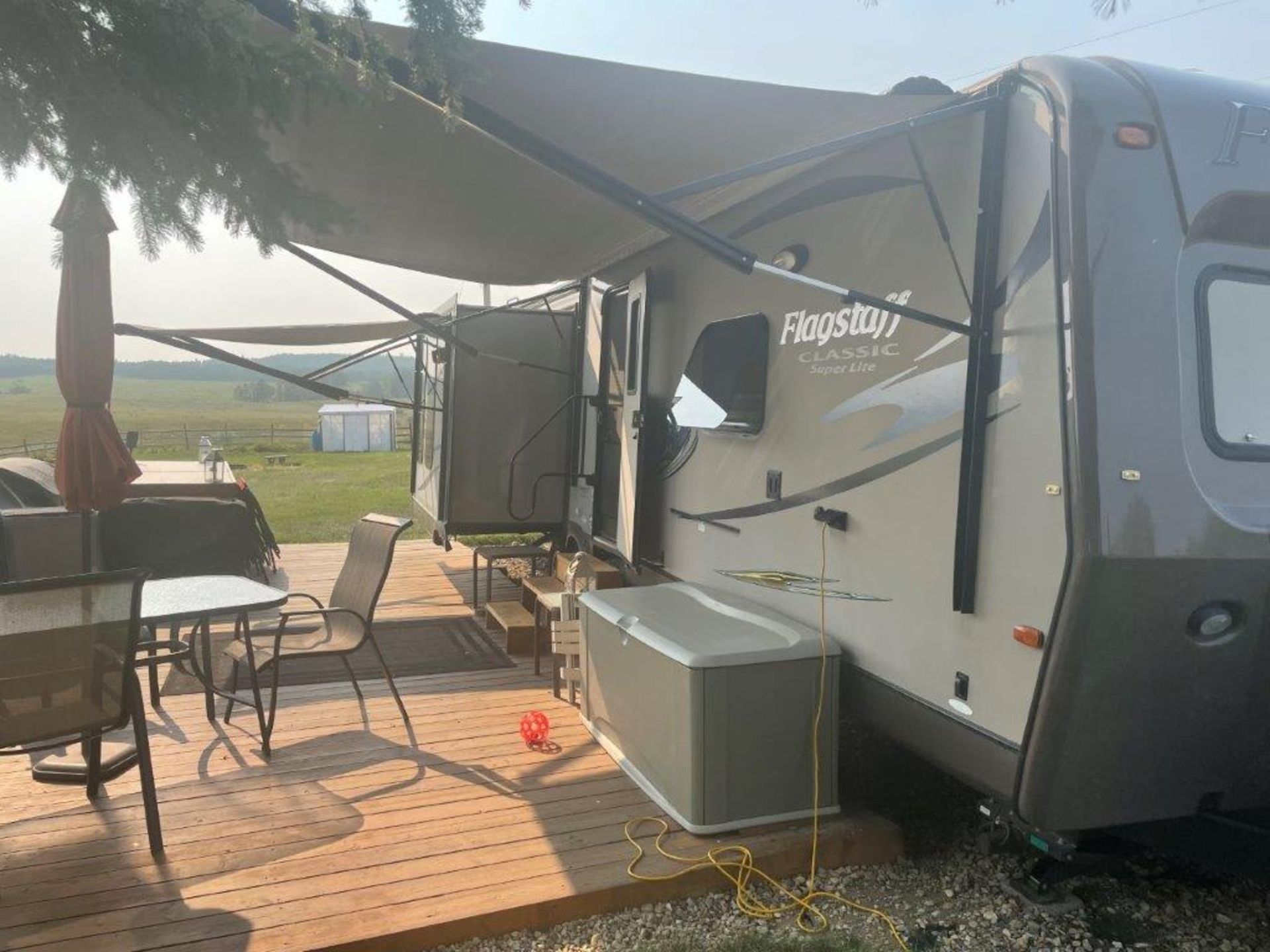 2015 FLAGSTAFF CLASSIC SUPER LITE 32FT TRAVEL TRAILER, 3 SLIDES, GREAT CONDITION BELOW 800 ROAD KMS! - Image 11 of 37