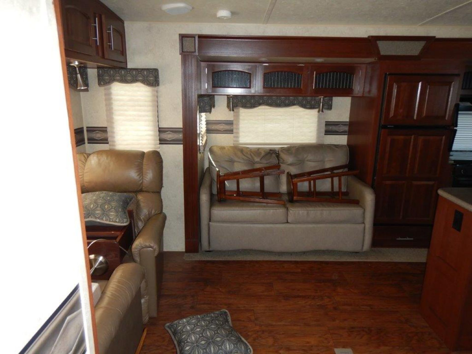 2015 FLAGSTAFF CLASSIC SUPER LITE 32FT TRAVEL TRAILER, 3 SLIDES, GREAT CONDITION BELOW 800 ROAD KMS! - Image 22 of 37