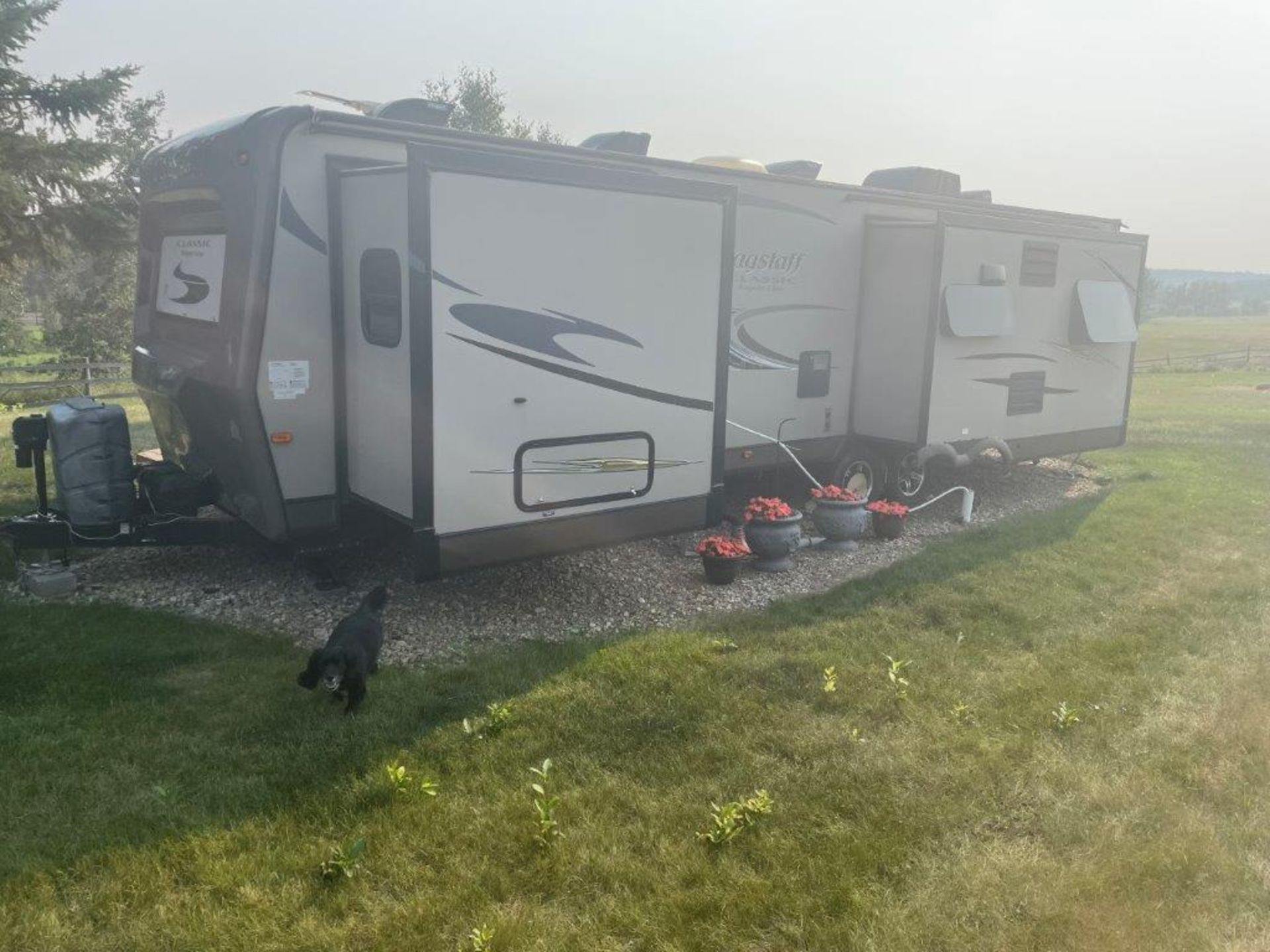 2015 FLAGSTAFF CLASSIC SUPER LITE 32FT TRAVEL TRAILER, 3 SLIDES, GREAT CONDITION BELOW 800 ROAD KMS! - Image 12 of 37