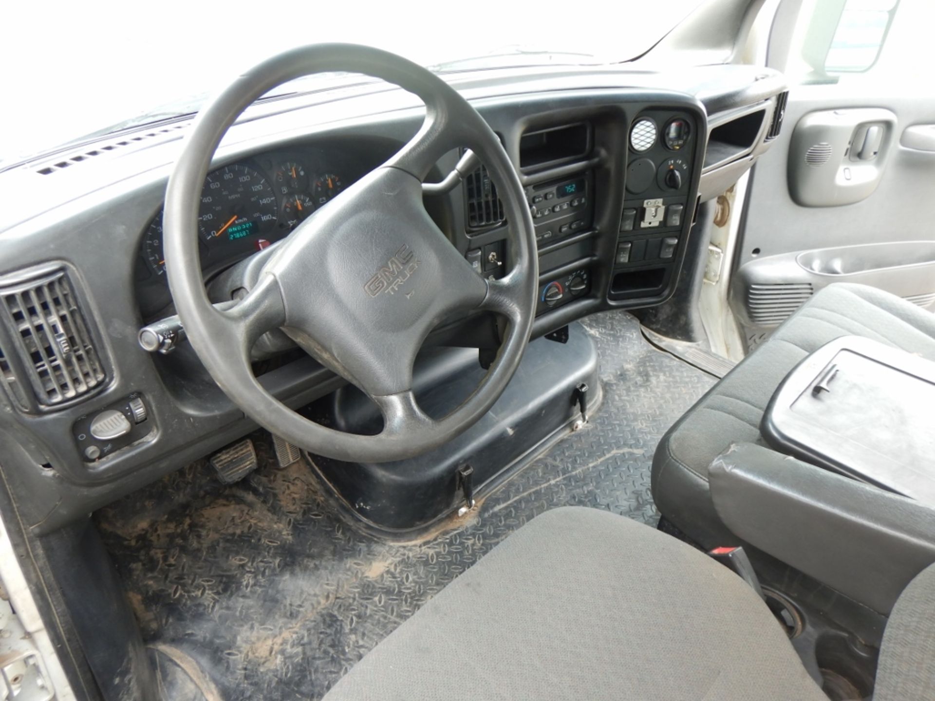 2006 GMC TOP KICK C5500 4X4 CREW CAB, DURAMAX DIESEL, AUTO ALLISON TRANSMISION, 278,692 KM'S SHOWING - Image 13 of 33