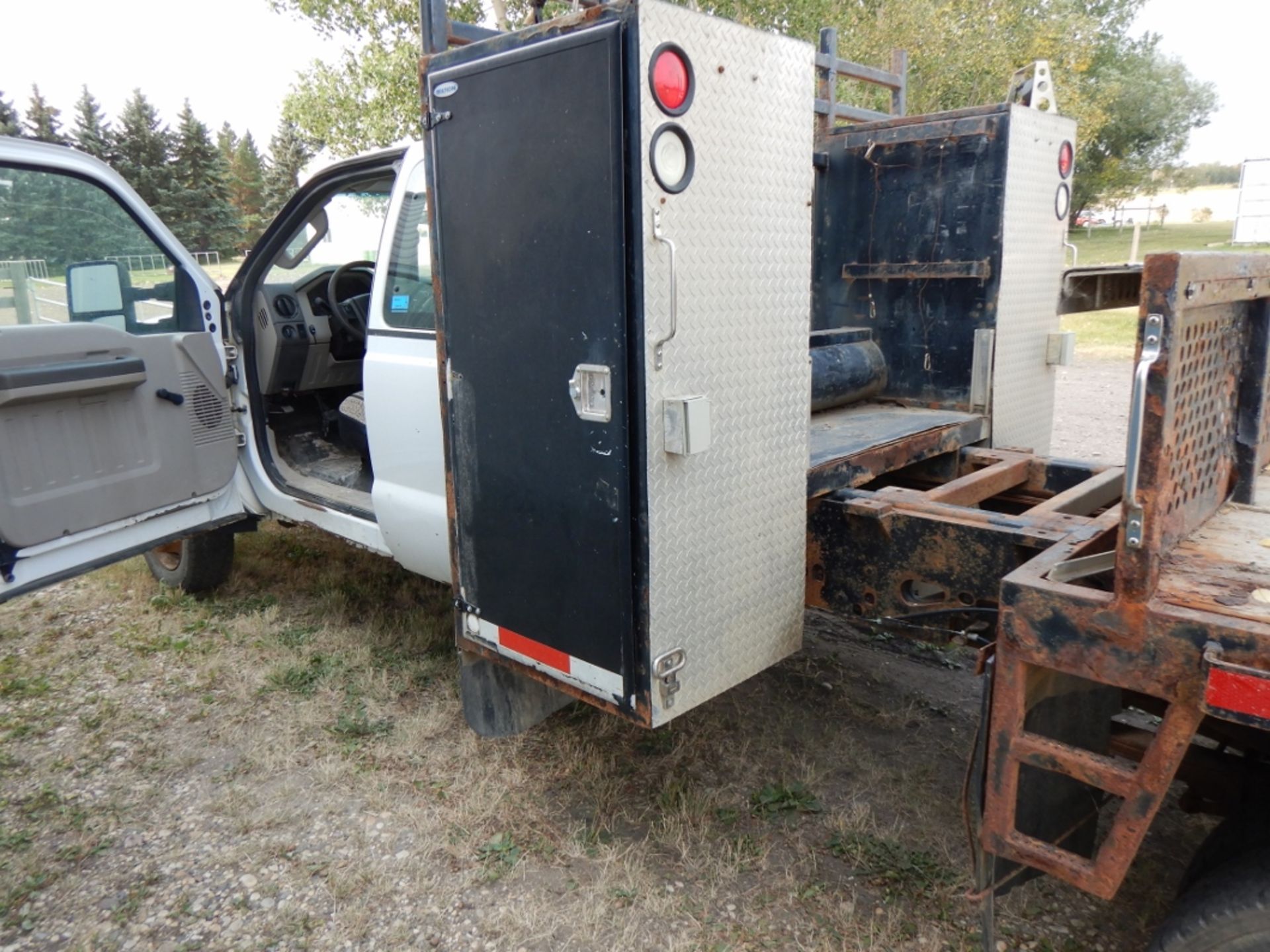 2008 FORD F550 XL 4X4 6.8L V10 TRITON, A/T, DUALLY, 250,516 KM'S SHOWING, W/ 5TH HITCH, TOOLBOXES - Image 8 of 17