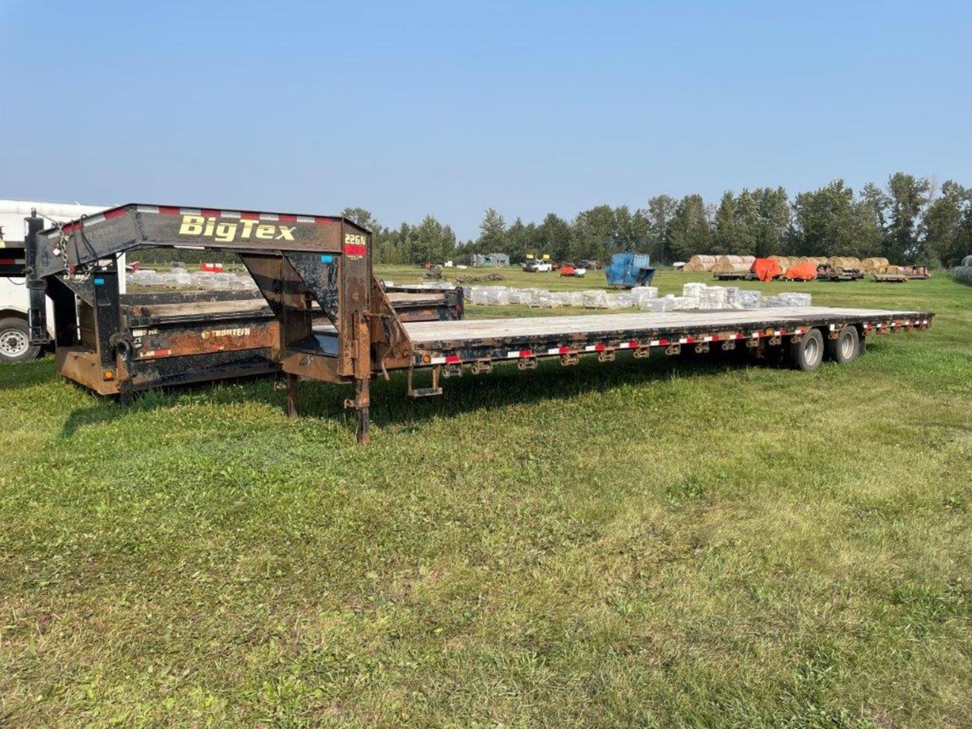2018 BIG TEX 8.5X40FT 22GN HD FLAT DECK TRAILER, TANDEM DUALLY, 23,900 LBS GVWR, 48IN SPREAD - Image 2 of 21