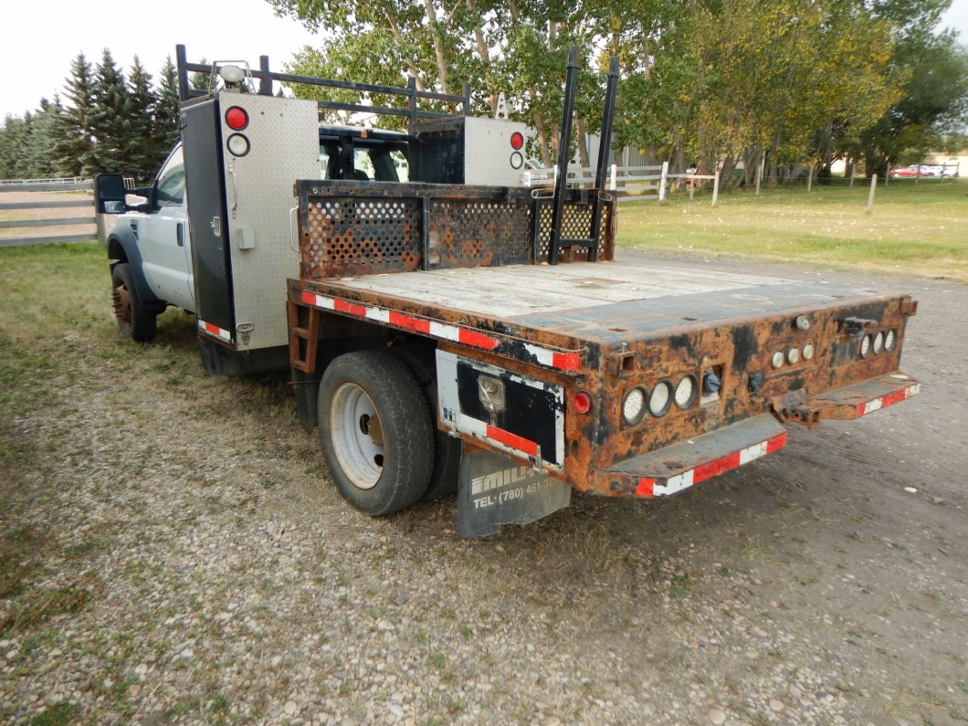 2008 FORD F550 XL 4X4 6.8L V10 TRITON, A/T, DUALLY, 250,516 KM'S SHOWING, W/ 5TH HITCH, TOOLBOXES - Image 4 of 17