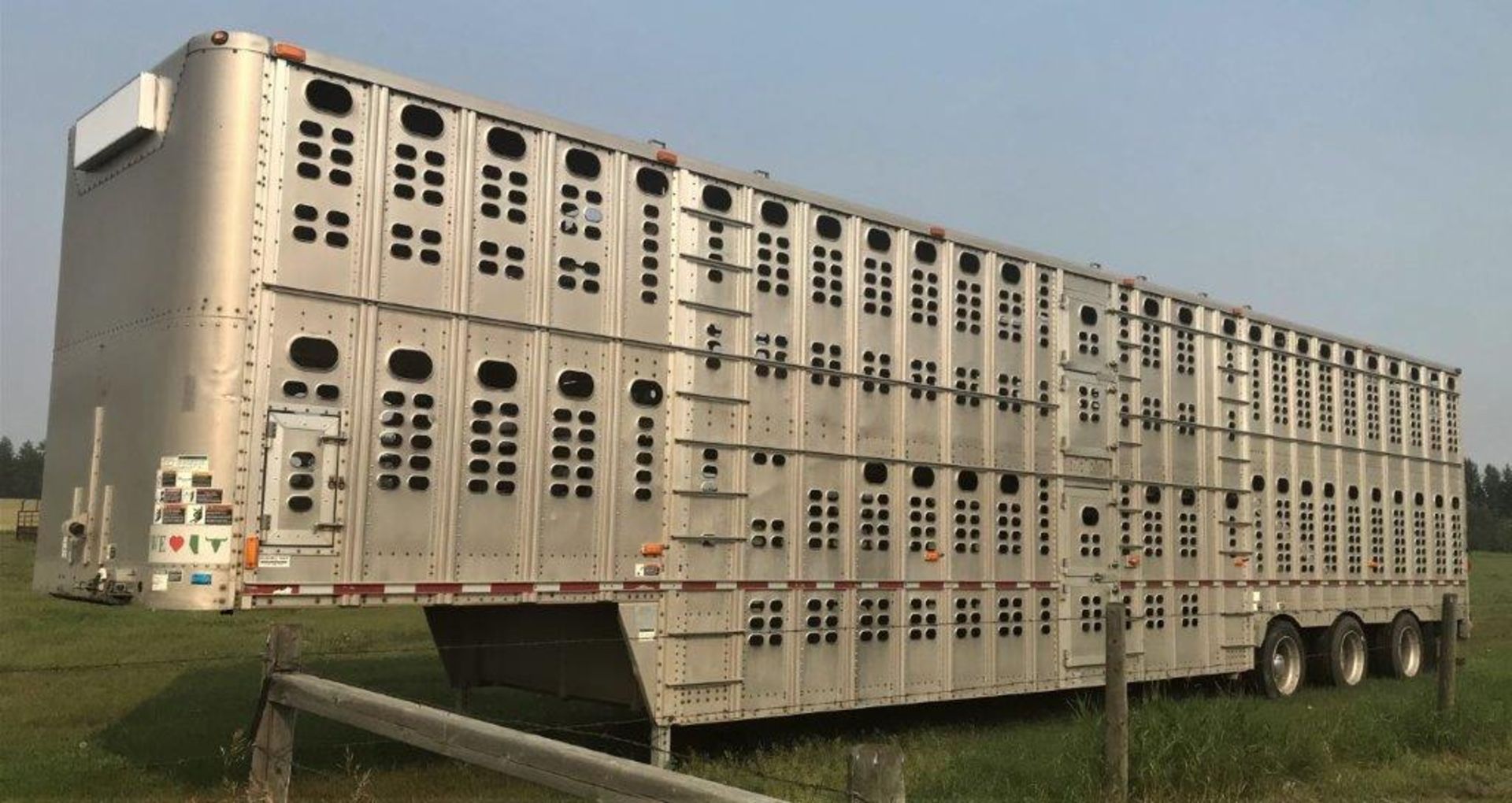 2008 WILSON 53FT TRIDEM LIVESTOCK TRAILER MOD. PSDCL-402 W/NOSE DECKING, ALUM., CURRENT CVIP - Image 4 of 24