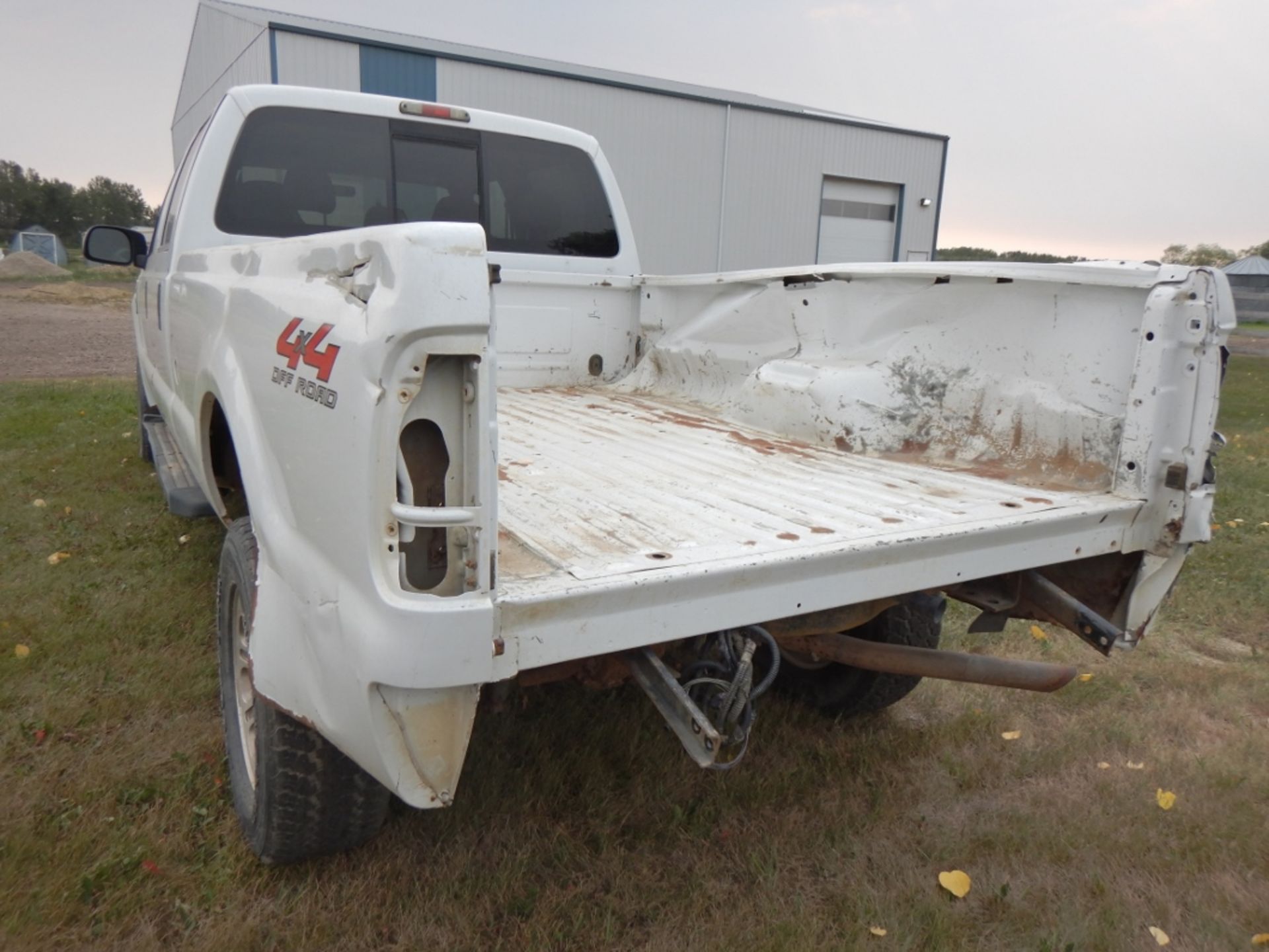 2007 FORD F350 XLT 4X4 V8 P/U TRUCK, A/T, CREW CAB, 8FT BOX (DAMAGED), 362,299 KM'S SHOWING - Image 3 of 10