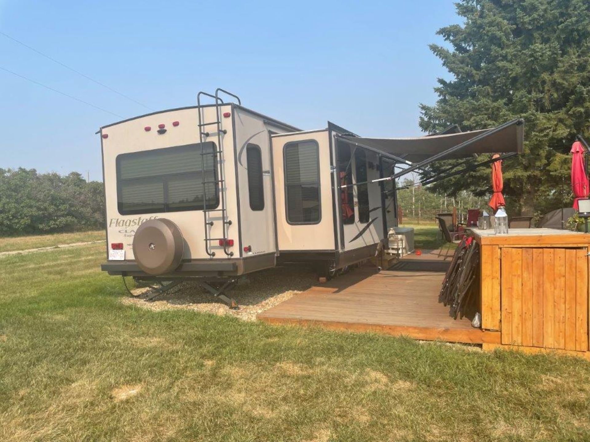 2015 FLAGSTAFF CLASSIC SUPER LITE 32FT TRAVEL TRAILER, 3 SLIDES, GREAT CONDITION BELOW 800 ROAD KMS! - Image 14 of 37