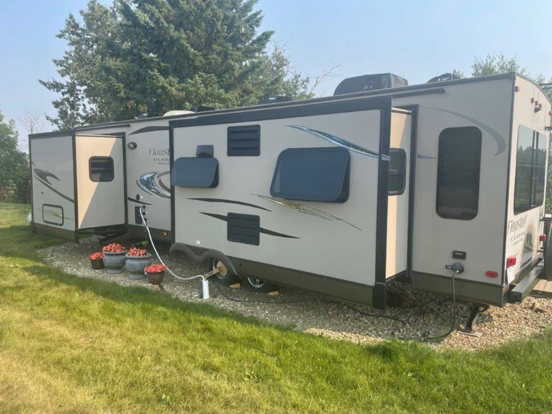 2015 FLAGSTAFF CLASSIC SUPER LITE 32FT TRAVEL TRAILER, 3 SLIDES, GREAT CONDITION BELOW 800 ROAD KMS! - Image 9 of 37