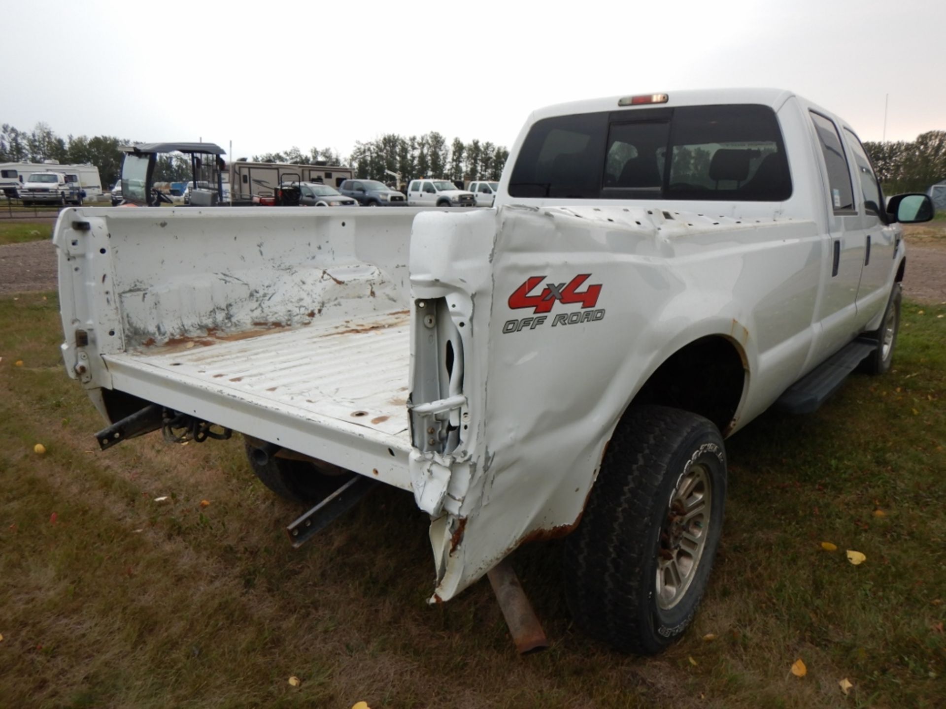 2007 FORD F350 XLT 4X4 V8 P/U TRUCK, A/T, CREW CAB, 8FT BOX (DAMAGED), 362,299 KM'S SHOWING - Image 2 of 10