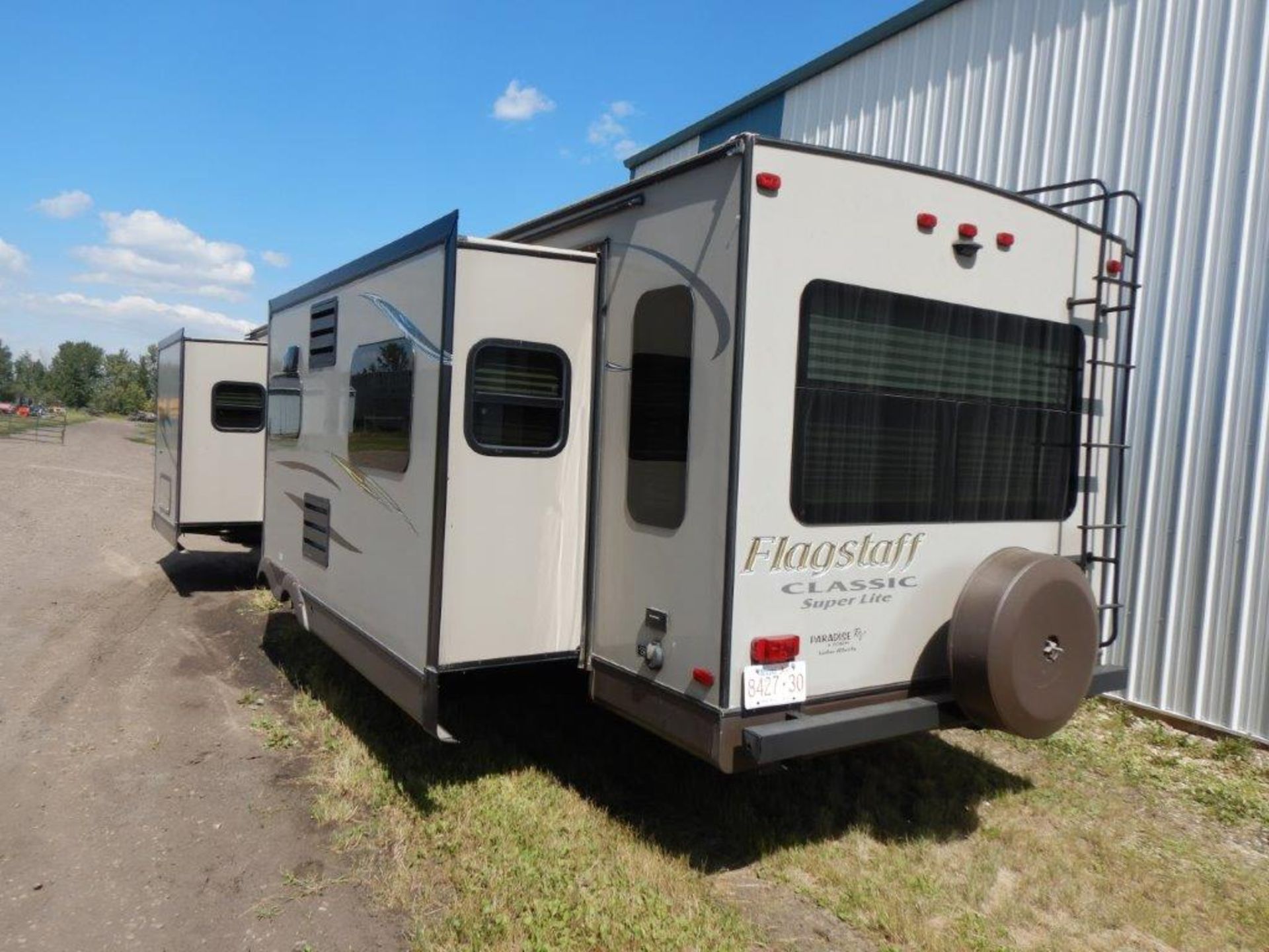 2015 FLAGSTAFF CLASSIC SUPER LITE 32FT TRAVEL TRAILER, 3 SLIDES, GREAT CONDITION BELOW 800 ROAD KMS! - Image 3 of 37