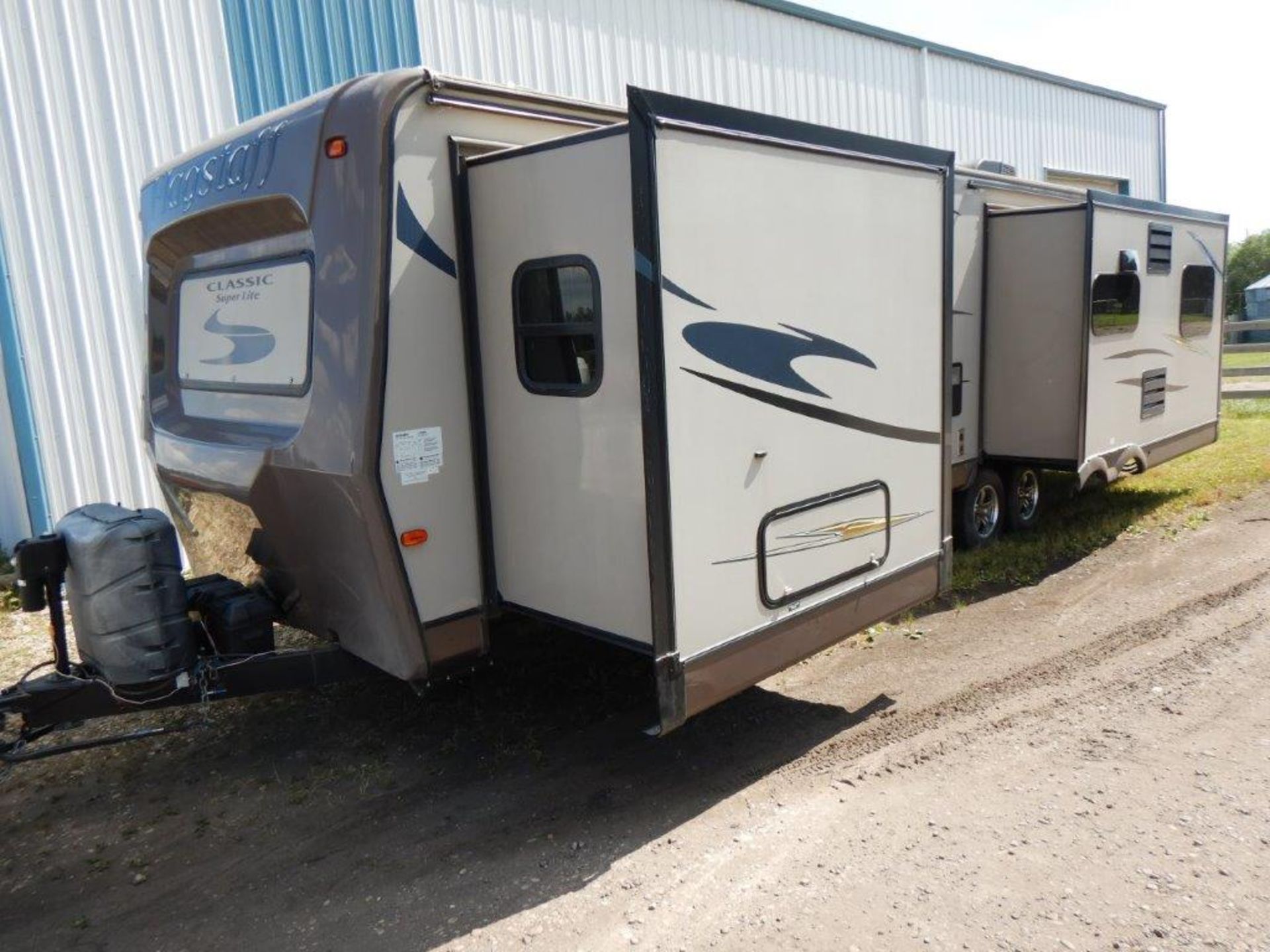 2015 FLAGSTAFF CLASSIC SUPER LITE 32FT TRAVEL TRAILER, 3 SLIDES, GREAT CONDITION BELOW 800 ROAD KMS! - Image 2 of 37
