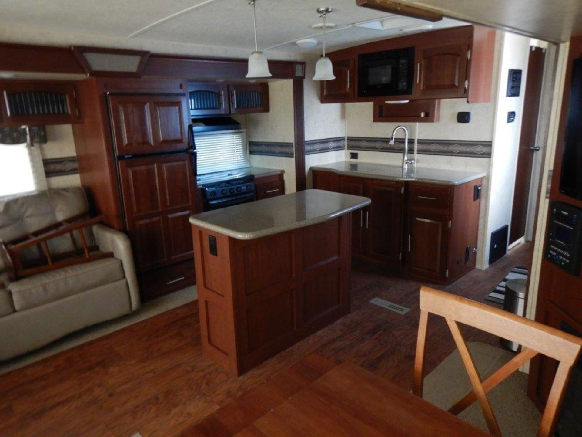 2015 FLAGSTAFF CLASSIC SUPER LITE 32FT TRAVEL TRAILER, 3 SLIDES, GREAT CONDITION BELOW 800 ROAD KMS! - Image 23 of 37