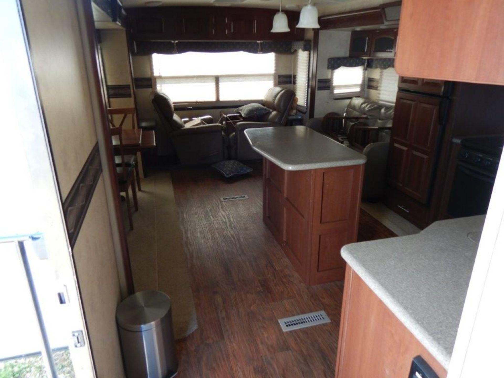 2015 FLAGSTAFF CLASSIC SUPER LITE 32FT TRAVEL TRAILER, 3 SLIDES, GREAT CONDITION BELOW 800 ROAD KMS! - Image 30 of 37