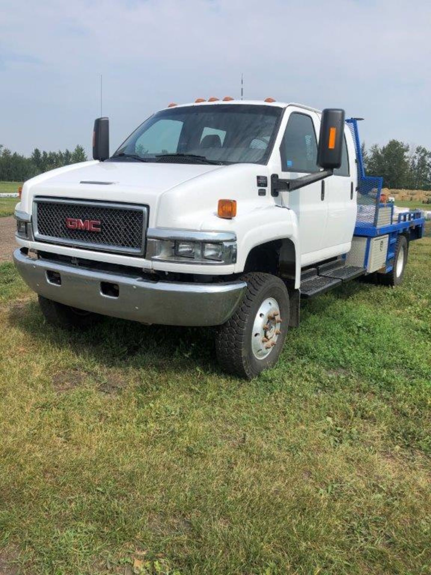 2006 GMC TOP KICK C5500 4X4 CREW CAB, DURAMAX DIESEL, AUTO ALLISON TRANSMISION, 278,692 KM'S SHOWING - Image 4 of 33