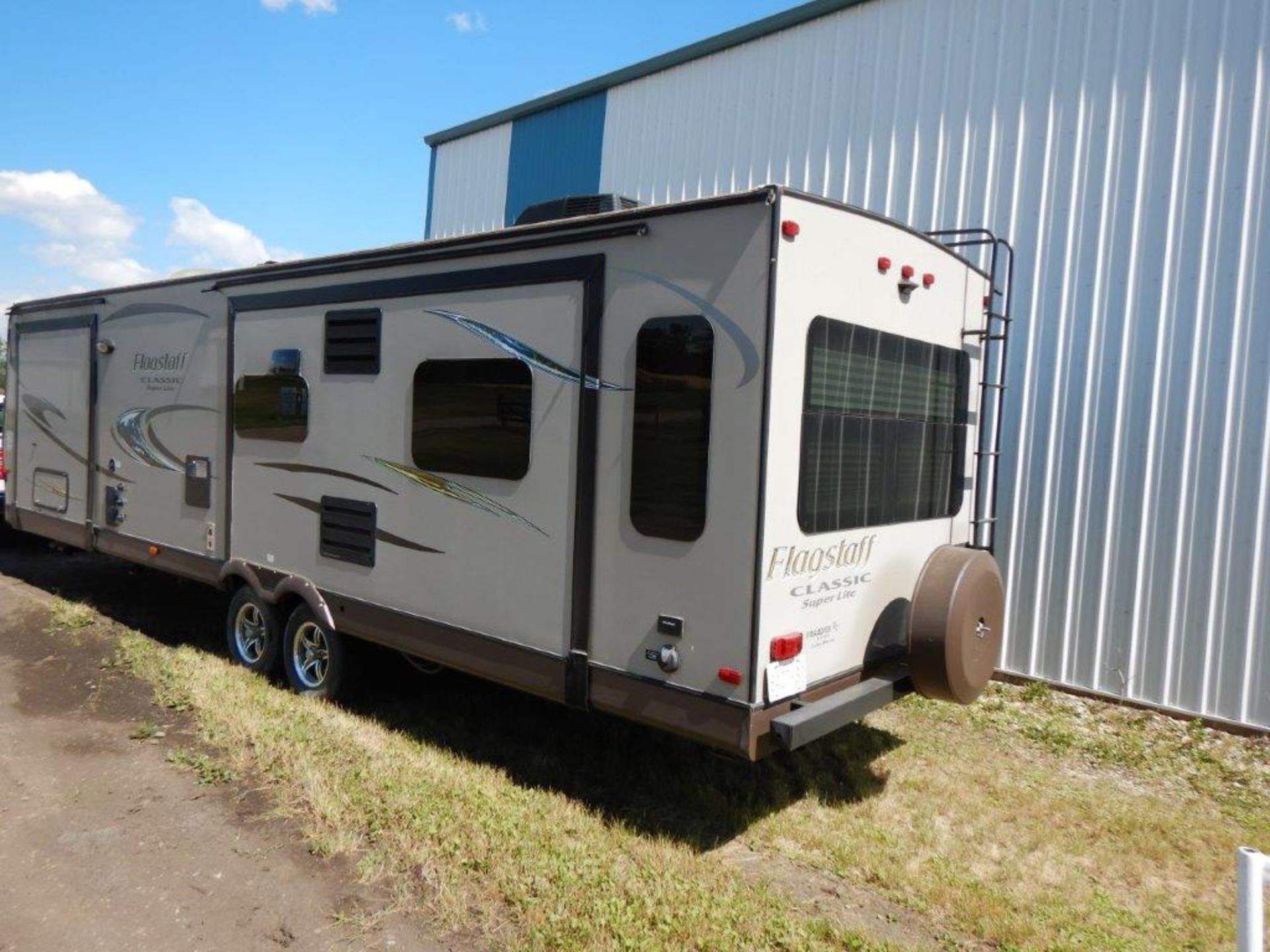 2015 FLAGSTAFF CLASSIC SUPER LITE 32FT TRAVEL TRAILER, 3 SLIDES, GREAT CONDITION BELOW 800 ROAD KMS! - Image 7 of 37
