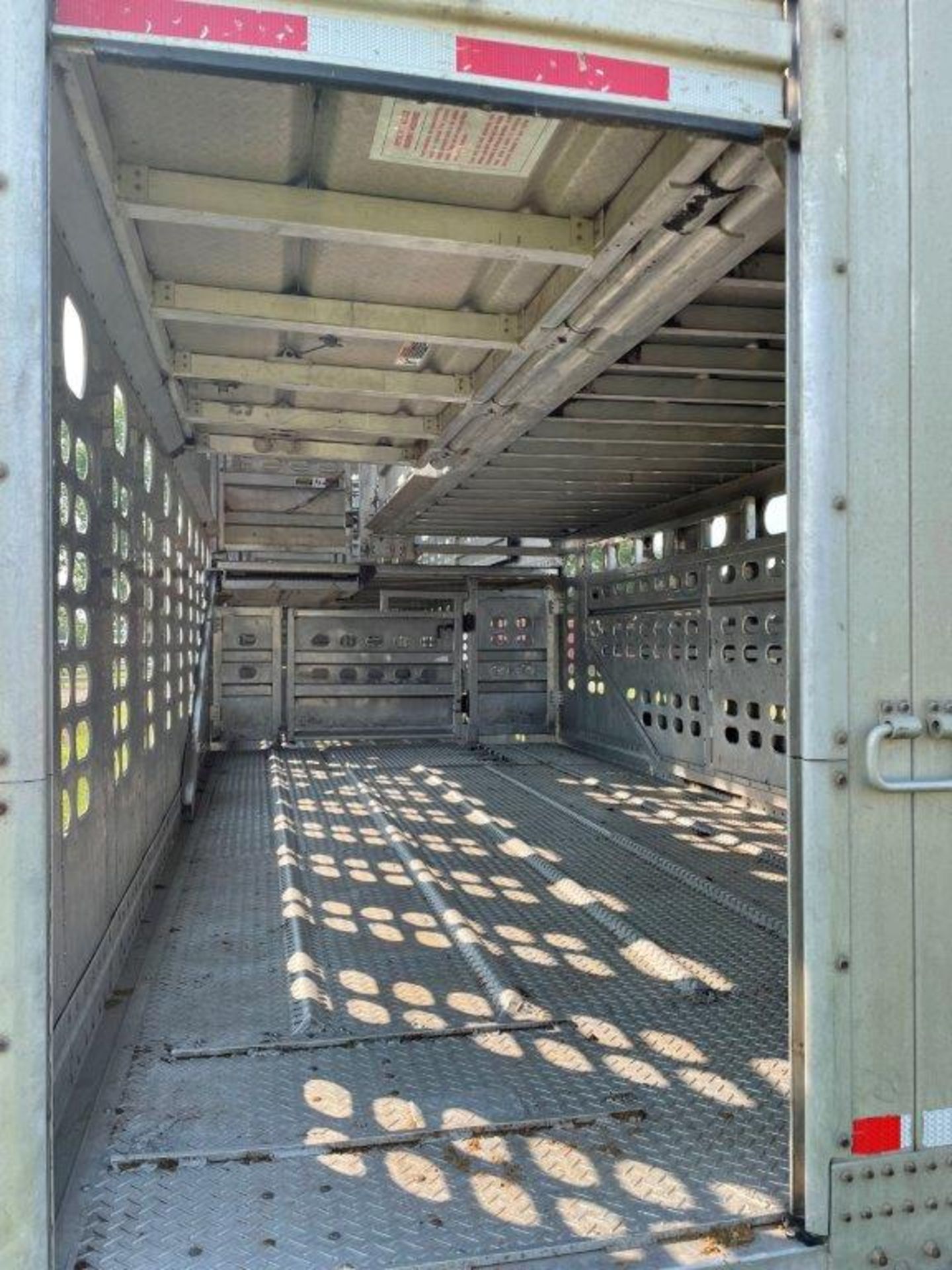 2008 WILSON 53FT TRIDEM LIVESTOCK TRAILER MOD. PSDCL-402 W/NOSE DECKING, ALUM., CURRENT CVIP - Image 13 of 24