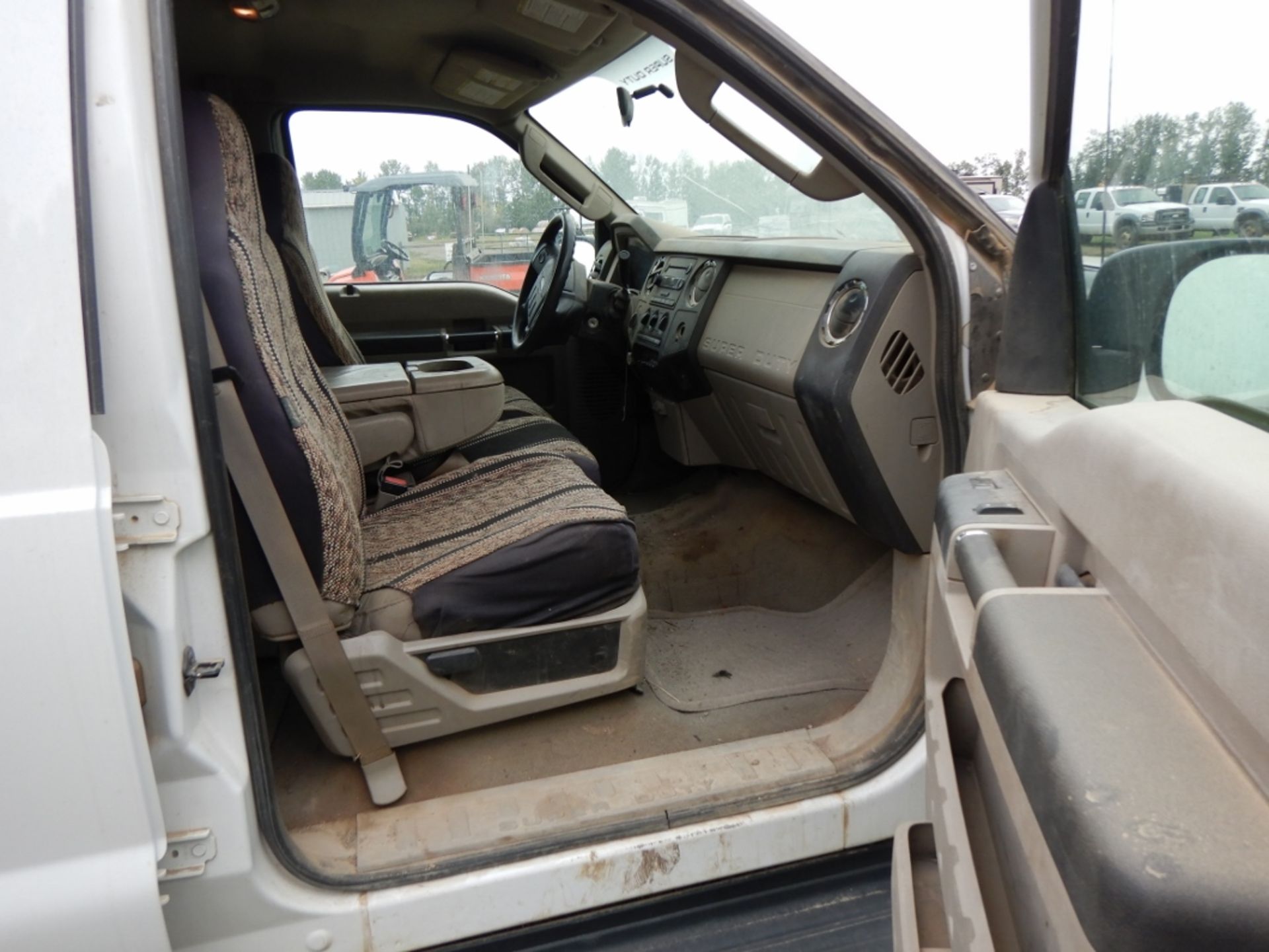 2007 FORD F350 XLT 4X4 V8 P/U TRUCK, A/T, CREW CAB, 8FT BOX (DAMAGED), 362,299 KM'S SHOWING - Image 6 of 10