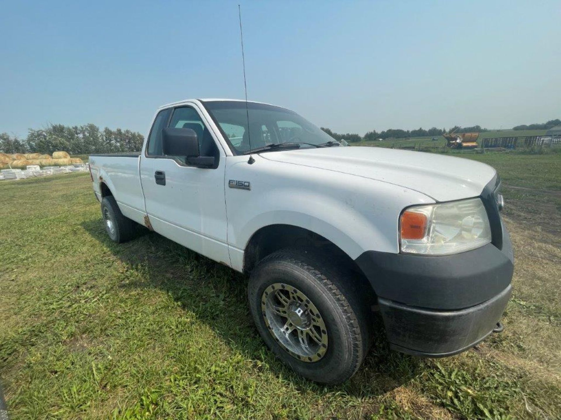 2005 FORD F150 4X4 REGULAR CAB, LONG BOX, P/U, 5.4L TRITON ENGINE, A/T, A/C, CLOTH, 305,346 KM'S - Image 2 of 21