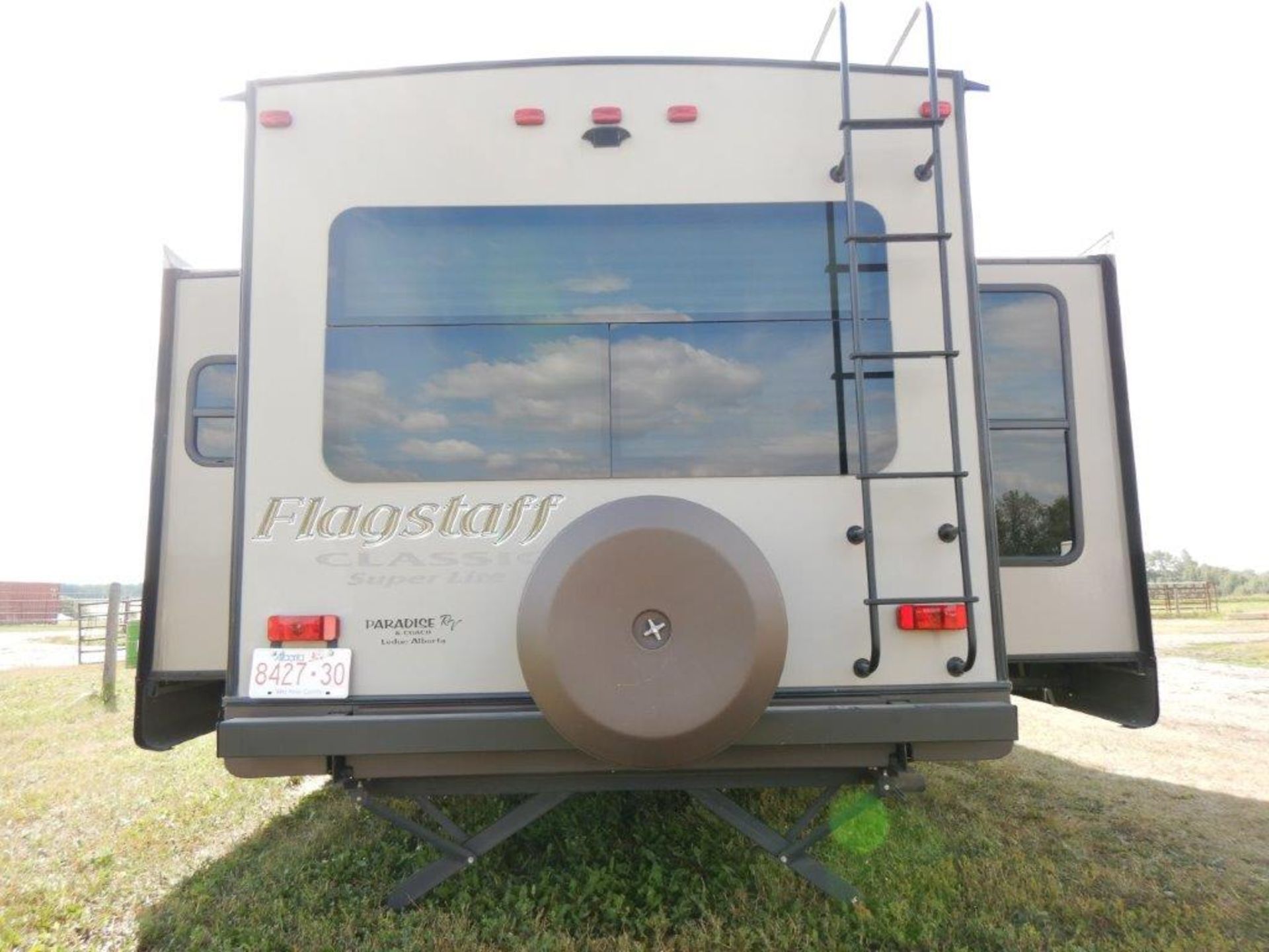 2015 FLAGSTAFF CLASSIC SUPER LITE 32FT TRAVEL TRAILER, 3 SLIDES, GREAT CONDITION BELOW 800 ROAD KMS! - Image 36 of 37