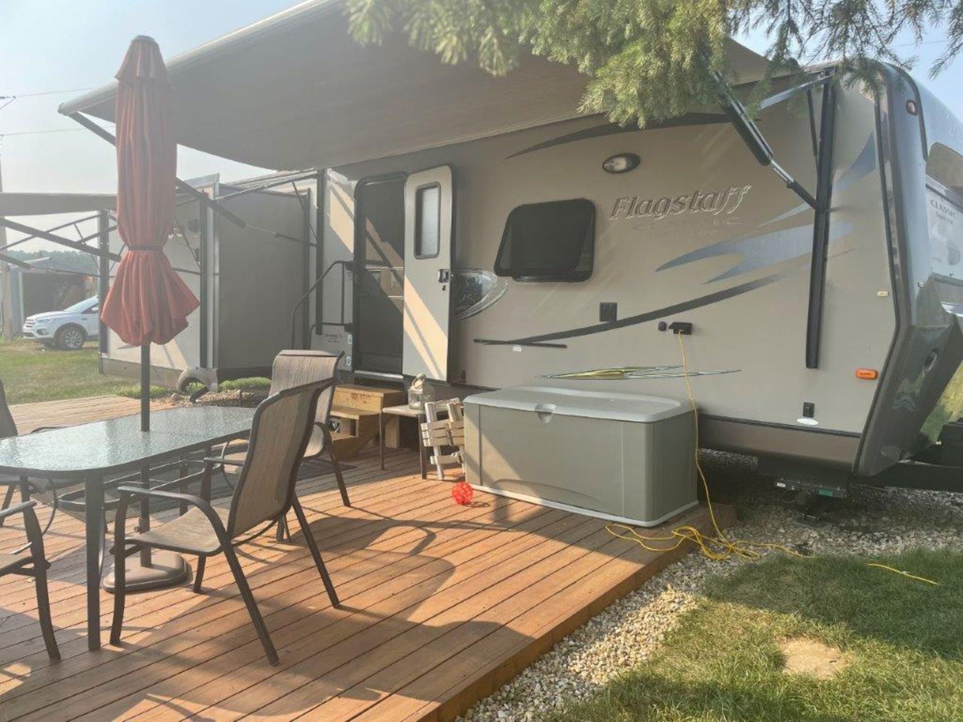 2015 FLAGSTAFF CLASSIC SUPER LITE 32FT TRAVEL TRAILER, 3 SLIDES, GREAT CONDITION BELOW 800 ROAD KMS! - Image 10 of 37