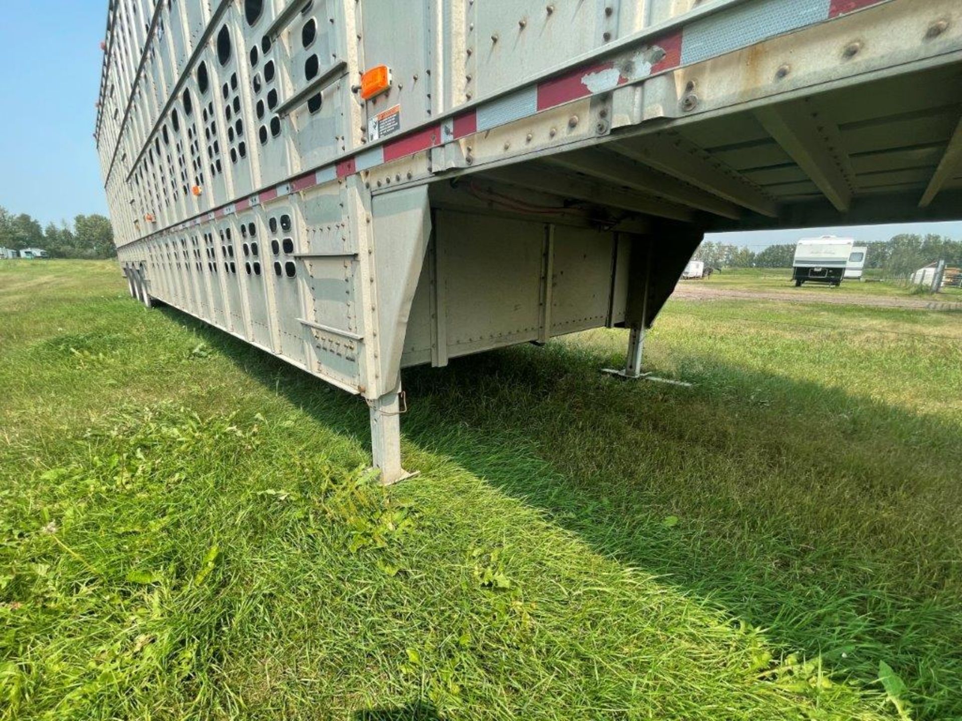 2008 WILSON 53FT TRIDEM LIVESTOCK TRAILER MOD. PSDCL-402 W/NOSE DECKING, ALUM., CURRENT CVIP - Image 10 of 24