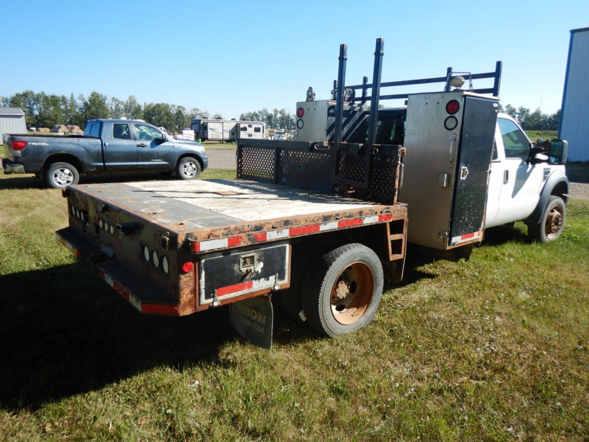 2008 FORD F550 XL 4X4 6.8L V10 TRITON, A/T, DUALLY, 250,516 KM'S SHOWING, W/ 5TH HITCH, TOOLBOXES - Image 5 of 17