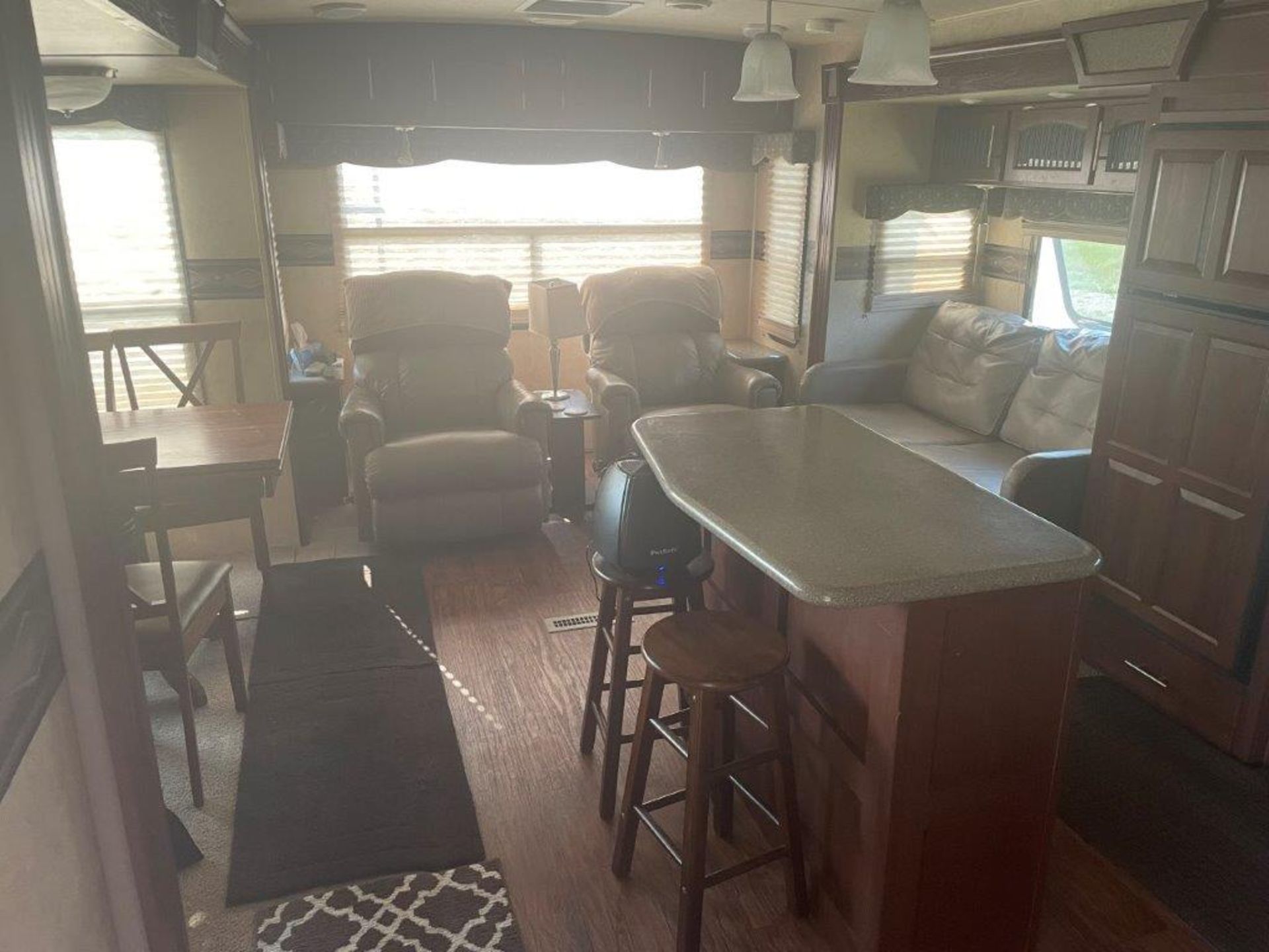 2015 FLAGSTAFF CLASSIC SUPER LITE 32FT TRAVEL TRAILER, 3 SLIDES, GREAT CONDITION BELOW 800 ROAD KMS! - Image 15 of 37