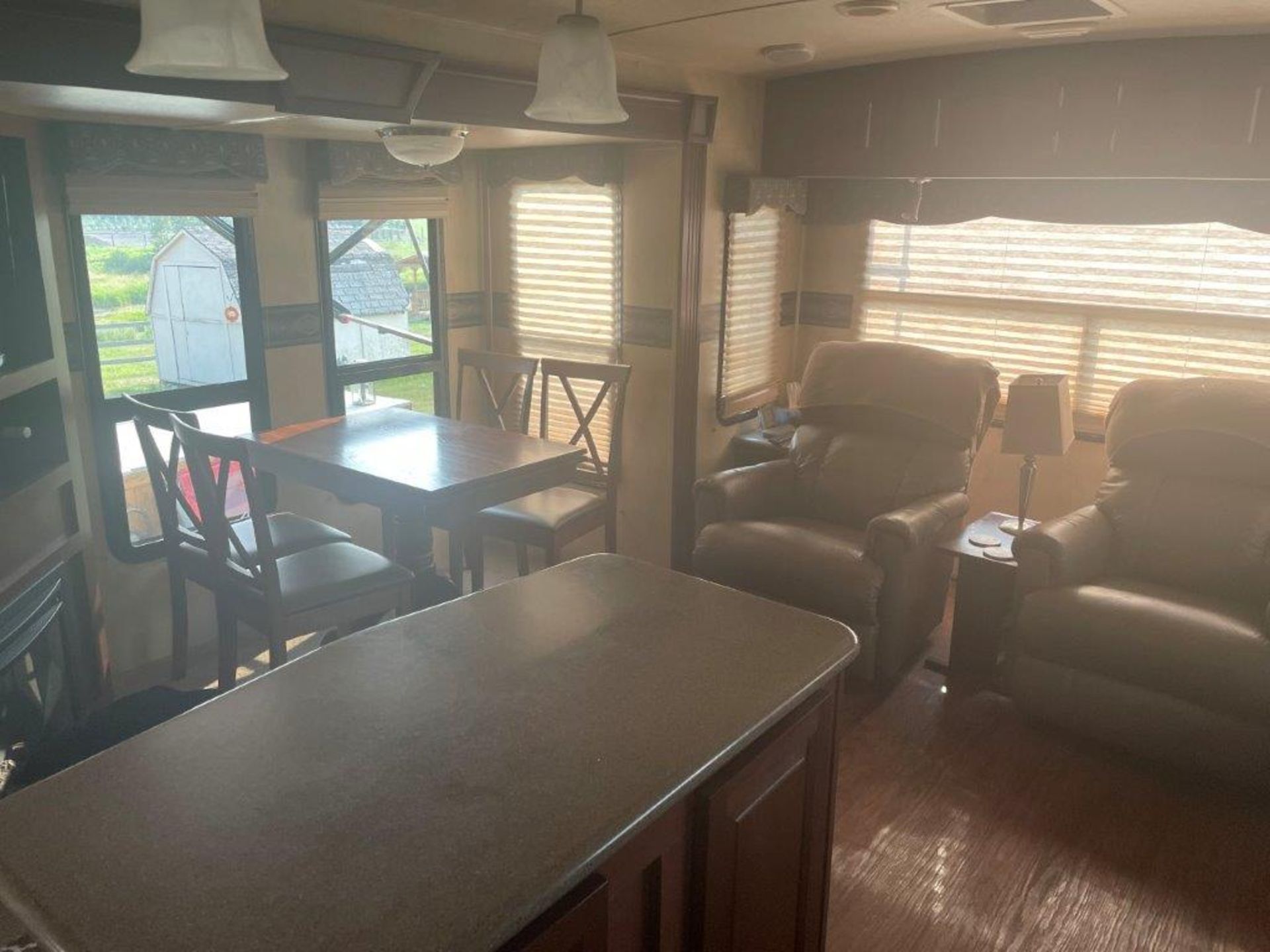 2015 FLAGSTAFF CLASSIC SUPER LITE 32FT TRAVEL TRAILER, 3 SLIDES, GREAT CONDITION BELOW 800 ROAD KMS! - Image 16 of 37