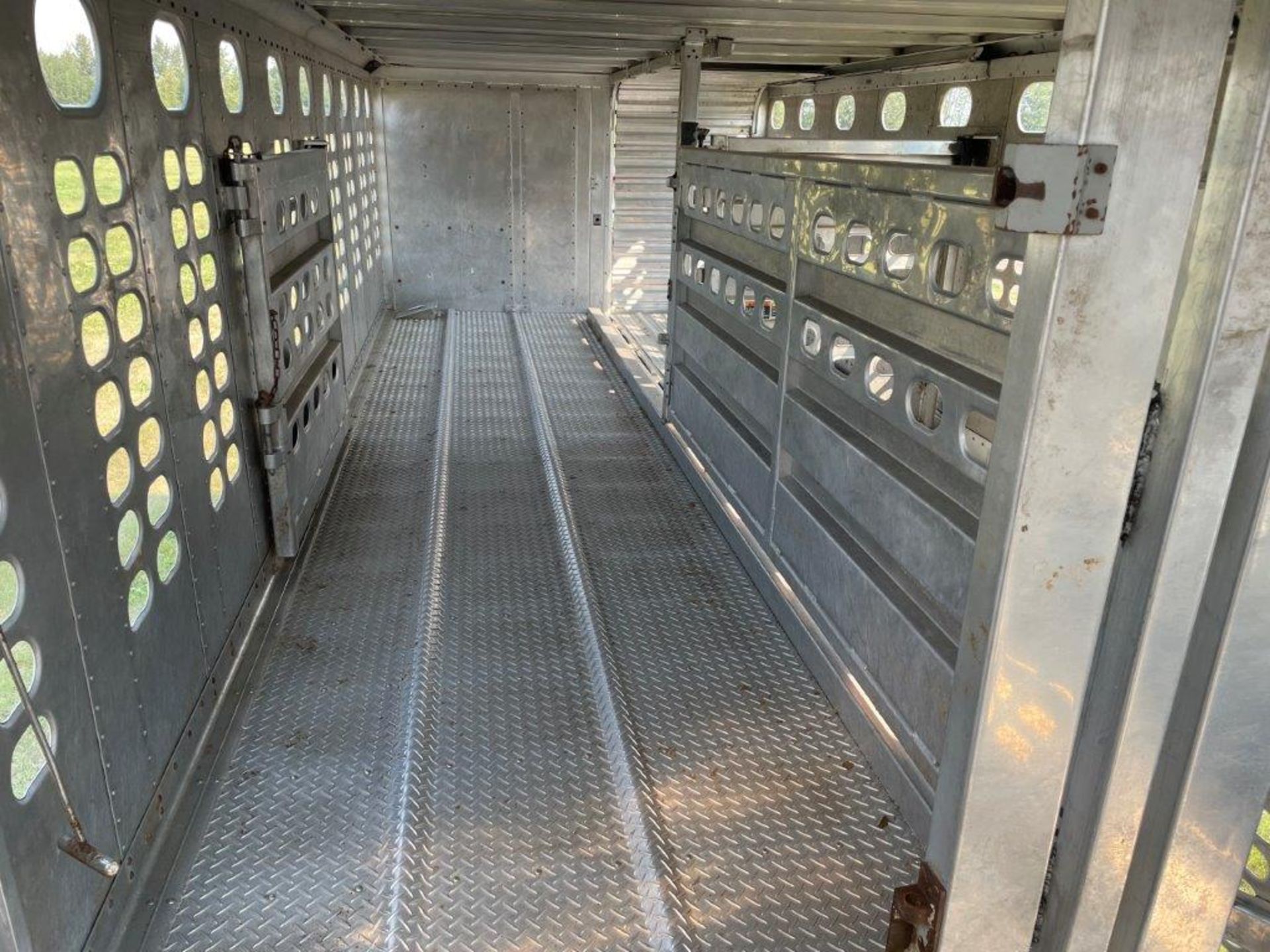 2008 WILSON 53FT TRIDEM LIVESTOCK TRAILER MOD. PSDCL-402 W/NOSE DECKING, ALUM., CURRENT CVIP - Image 21 of 24