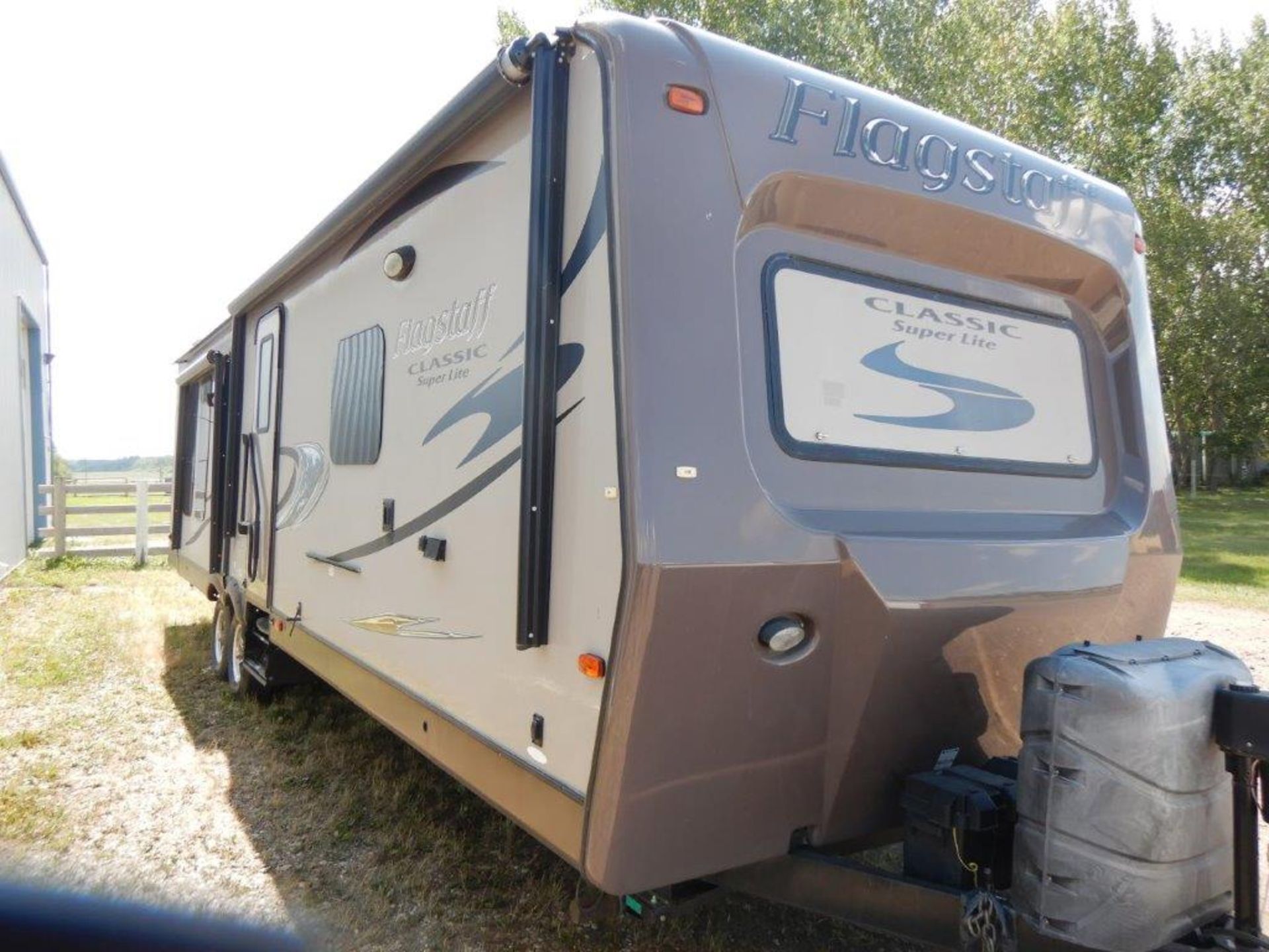 2015 FLAGSTAFF CLASSIC SUPER LITE 32FT TRAVEL TRAILER, 3 SLIDES, GREAT CONDITION BELOW 800 ROAD KMS! - Image 5 of 37