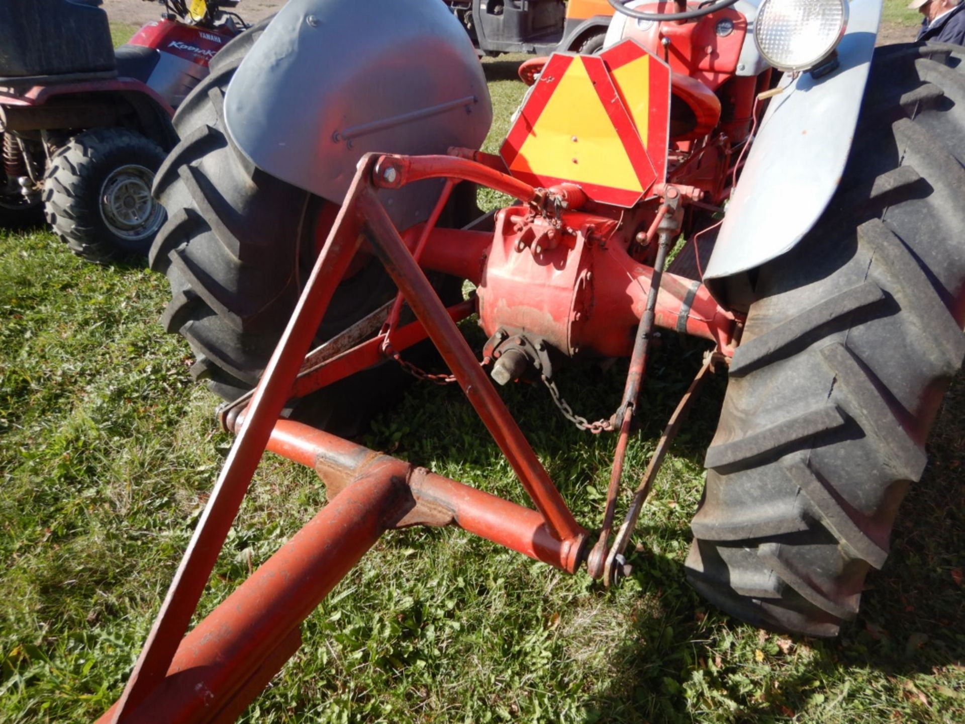 FORDSON 8N TRACTOR W/ 3PT, REAR BLADE, FERGUSON CARRY-ALL TOTE, TIRE CHAINS, CENTRE LINK - RUNS WELL - Bild 14 aus 17