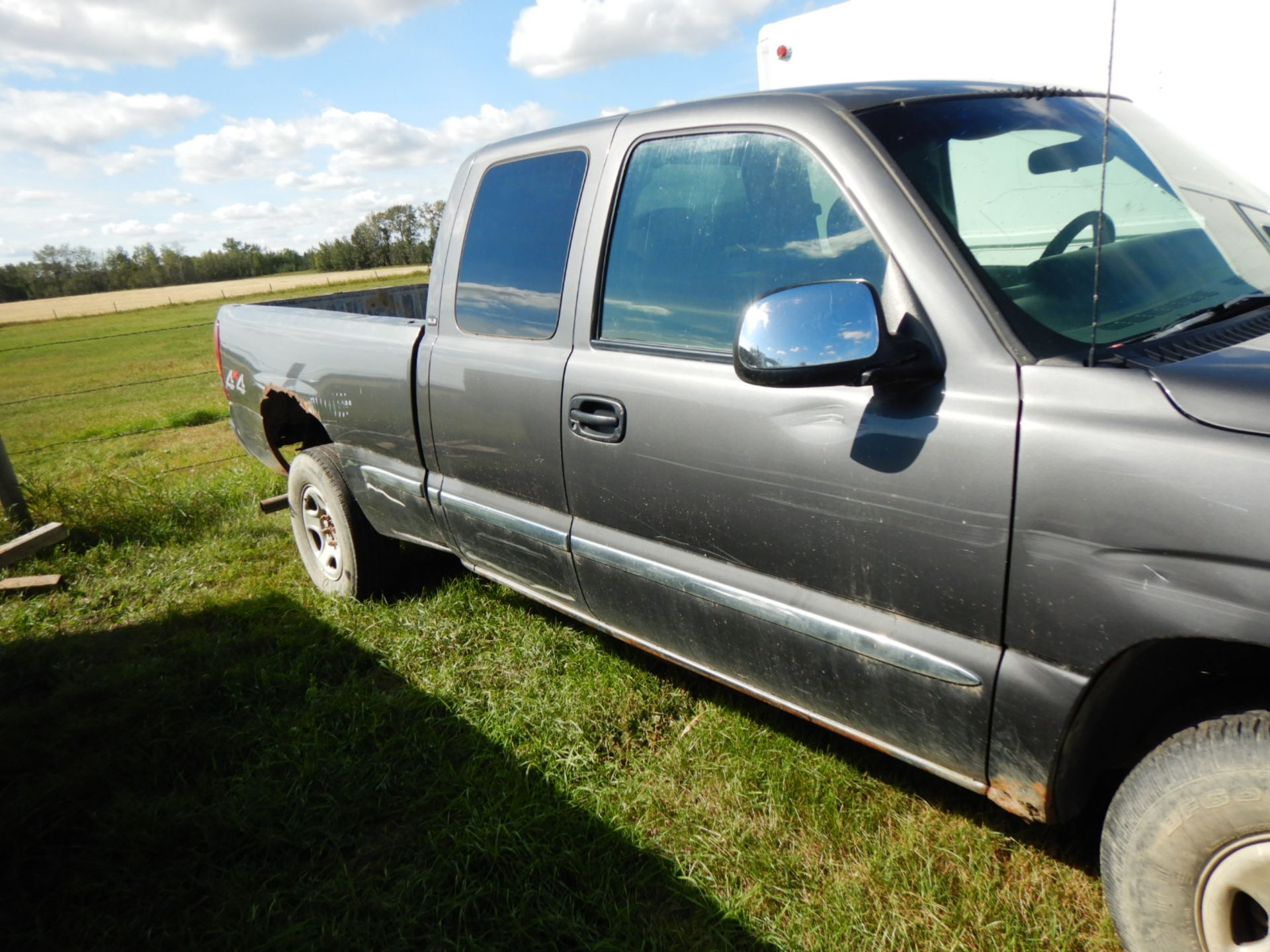 2001 GMC SIERRA TRUCK, EXT CAB, V8 GAS, AT, 4X4, S/N 2GTEK19T011258575, KM UNAVAILABLE - Image 6 of 12