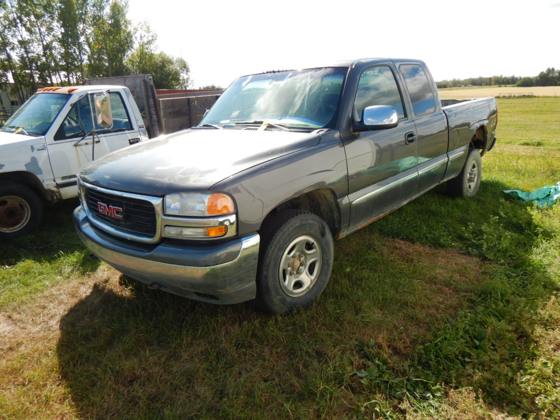 2001 GMC SIERRA TRUCK, EXT CAB, V8 GAS, AT, 4X4, S/N 2GTEK19T011258575, KM UNAVAILABLE - Image 3 of 12