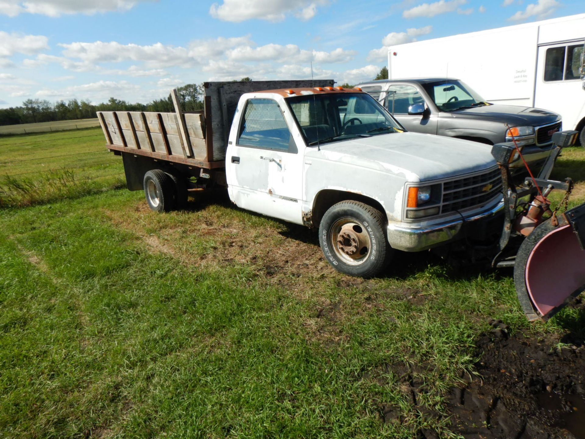 1991 CHEV 3500 TRUCK W/DUAL WHEELS, 12FT DECK & HOIST (WOOD SIDES), V8, 4 SPEED, 2X4 - Image 9 of 12