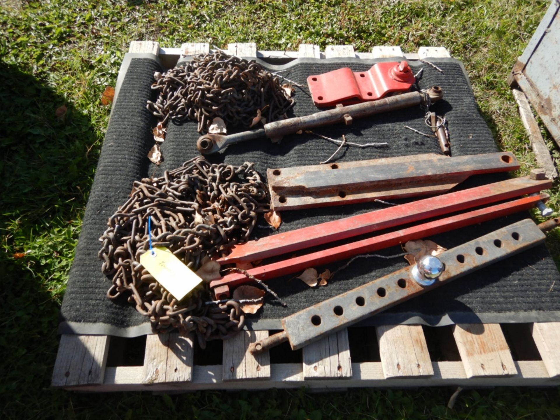 FORDSON 8N TRACTOR W/ 3PT, REAR BLADE, FERGUSON CARRY-ALL TOTE, TIRE CHAINS, CENTRE LINK - RUNS WELL - Bild 9 aus 17