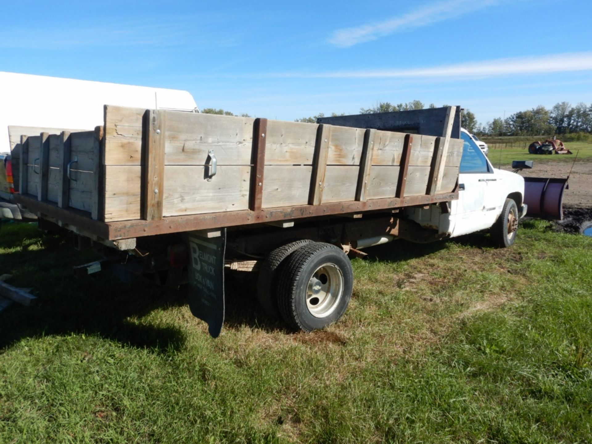 1991 CHEV 3500 TRUCK W/DUAL WHEELS, 12FT DECK & HOIST (WOOD SIDES), V8, 4 SPEED, 2X4 - Bild 2 aus 12