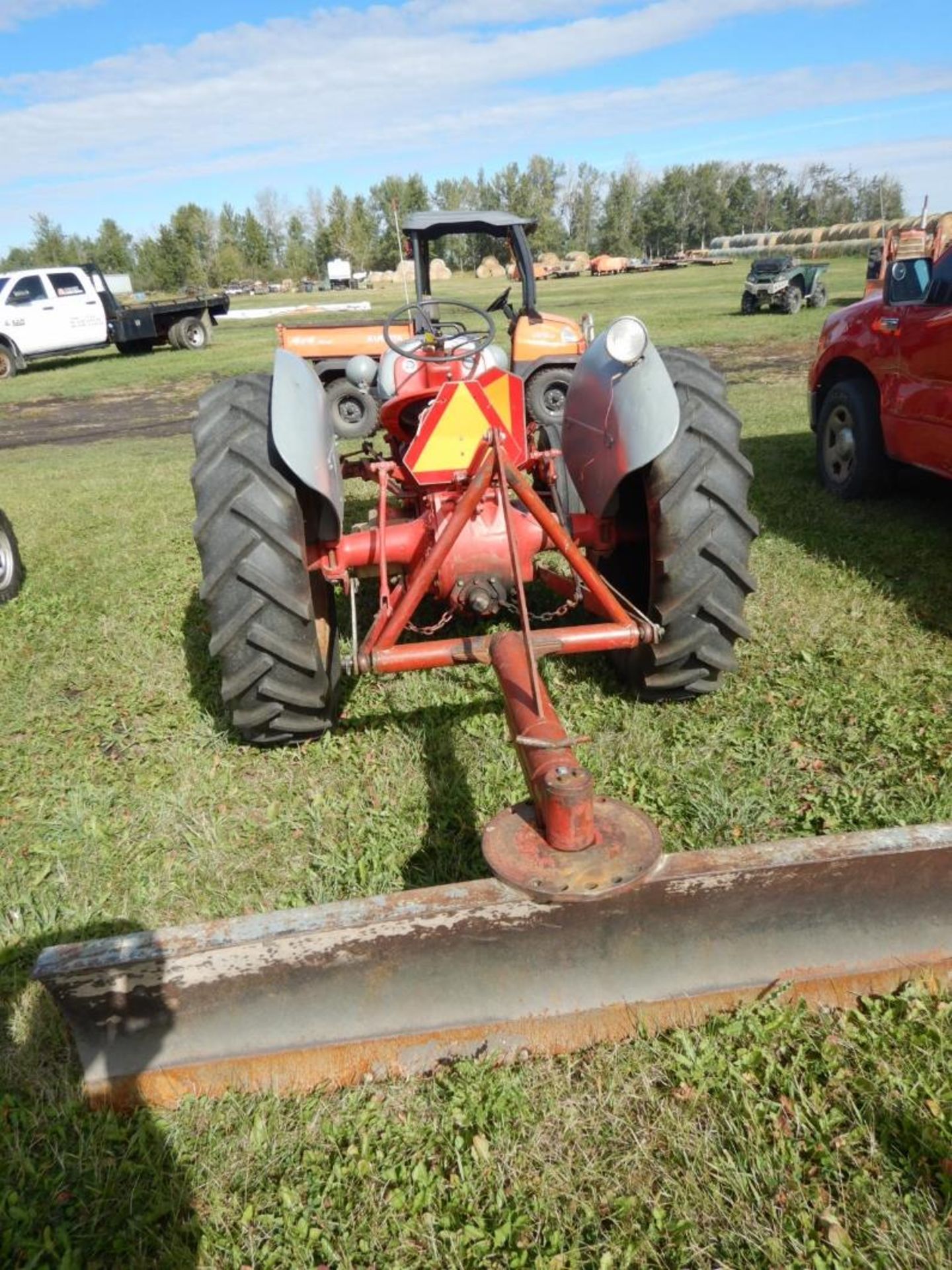 FORDSON 8N TRACTOR W/ 3PT, REAR BLADE, FERGUSON CARRY-ALL TOTE, TIRE CHAINS, CENTRE LINK - RUNS WELL - Bild 6 aus 17