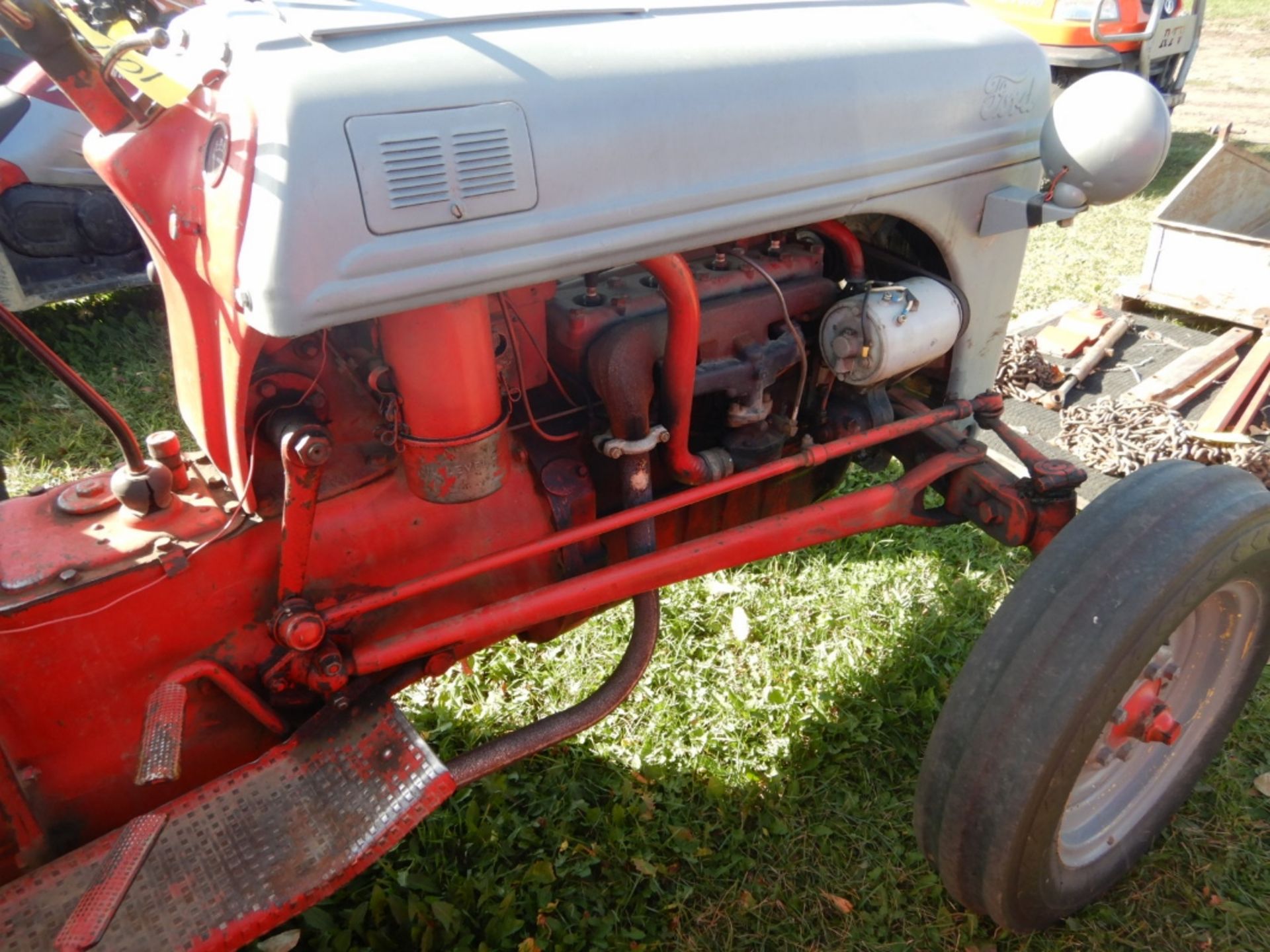 FORDSON 8N TRACTOR W/ 3PT, REAR BLADE, FERGUSON CARRY-ALL TOTE, TIRE CHAINS, CENTRE LINK - RUNS WELL - Bild 12 aus 17