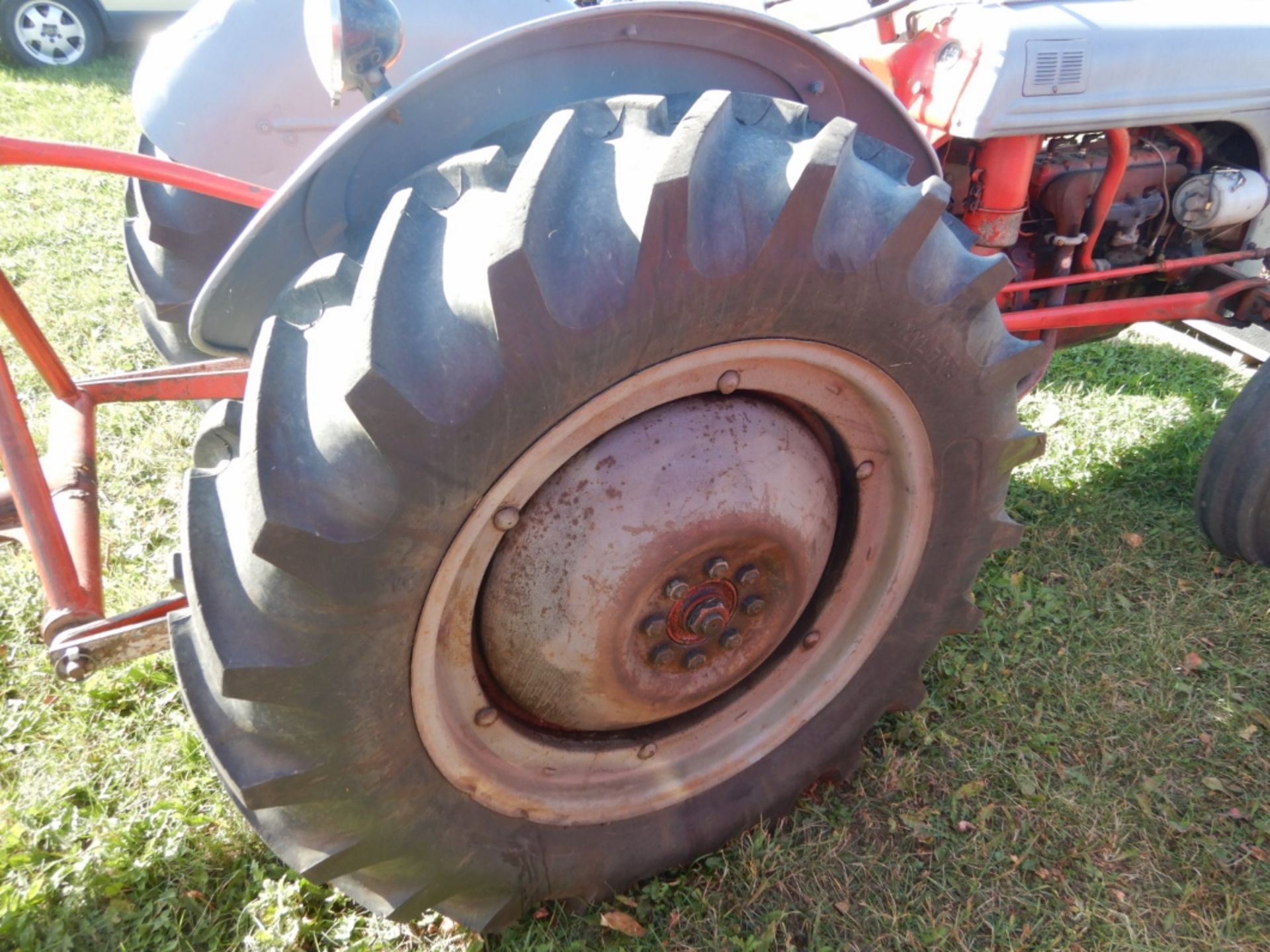 FORDSON 8N TRACTOR W/ 3PT, REAR BLADE, FERGUSON CARRY-ALL TOTE, TIRE CHAINS, CENTRE LINK - RUNS WELL - Bild 13 aus 17