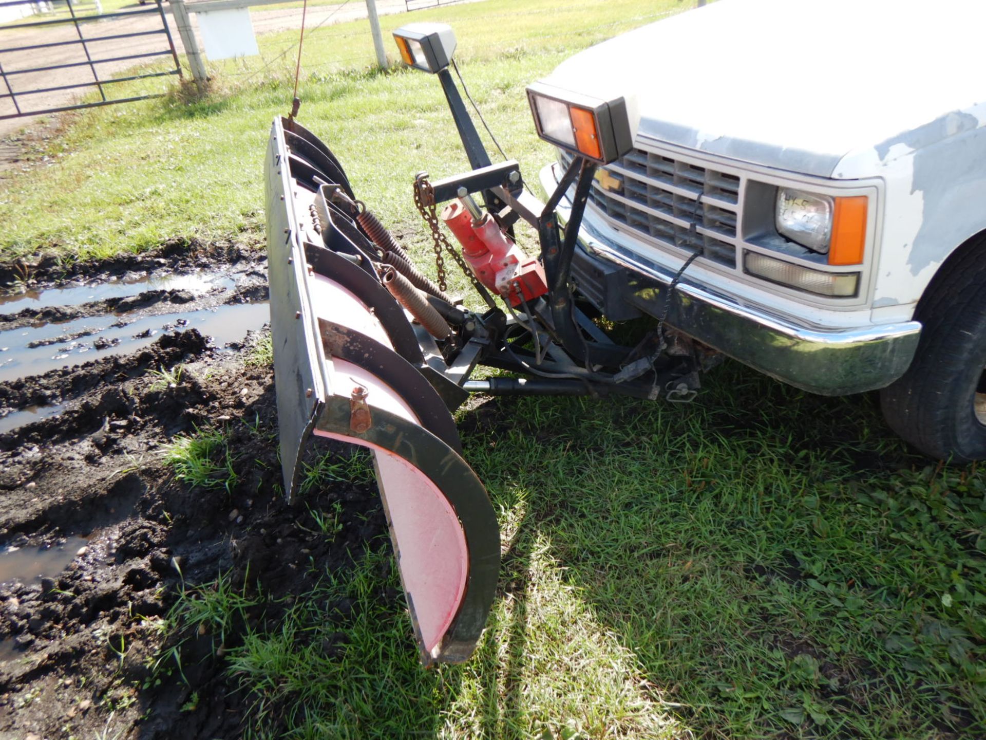 1991 CHEV 3500 TRUCK W/DUAL WHEELS, 12FT DECK & HOIST (WOOD SIDES), V8, 4 SPEED, 2X4 - Image 6 of 12